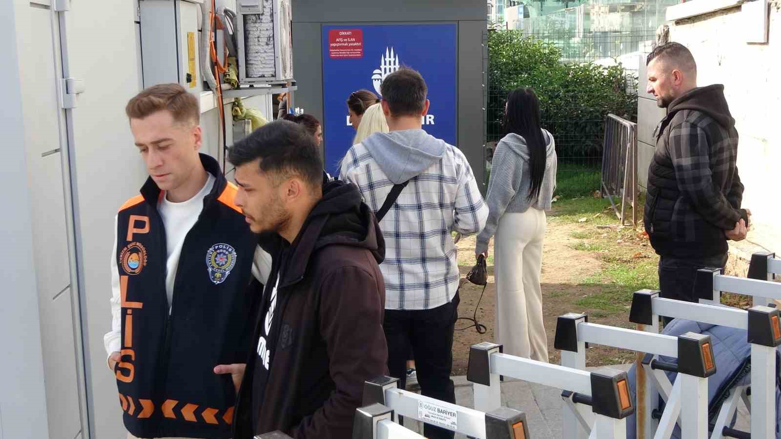 Taksim’de Türk bayrağını kullanarak duygu sömürüsü ile vatandaşlardan para alan 3 kadına para cezası
