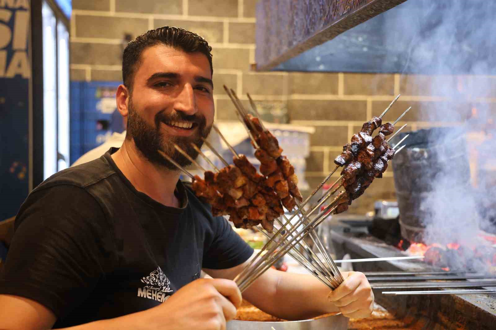 Diyarbakır’daki festivalde tescilli ciğer ve kadayıfın satışları ikiye katlandı
