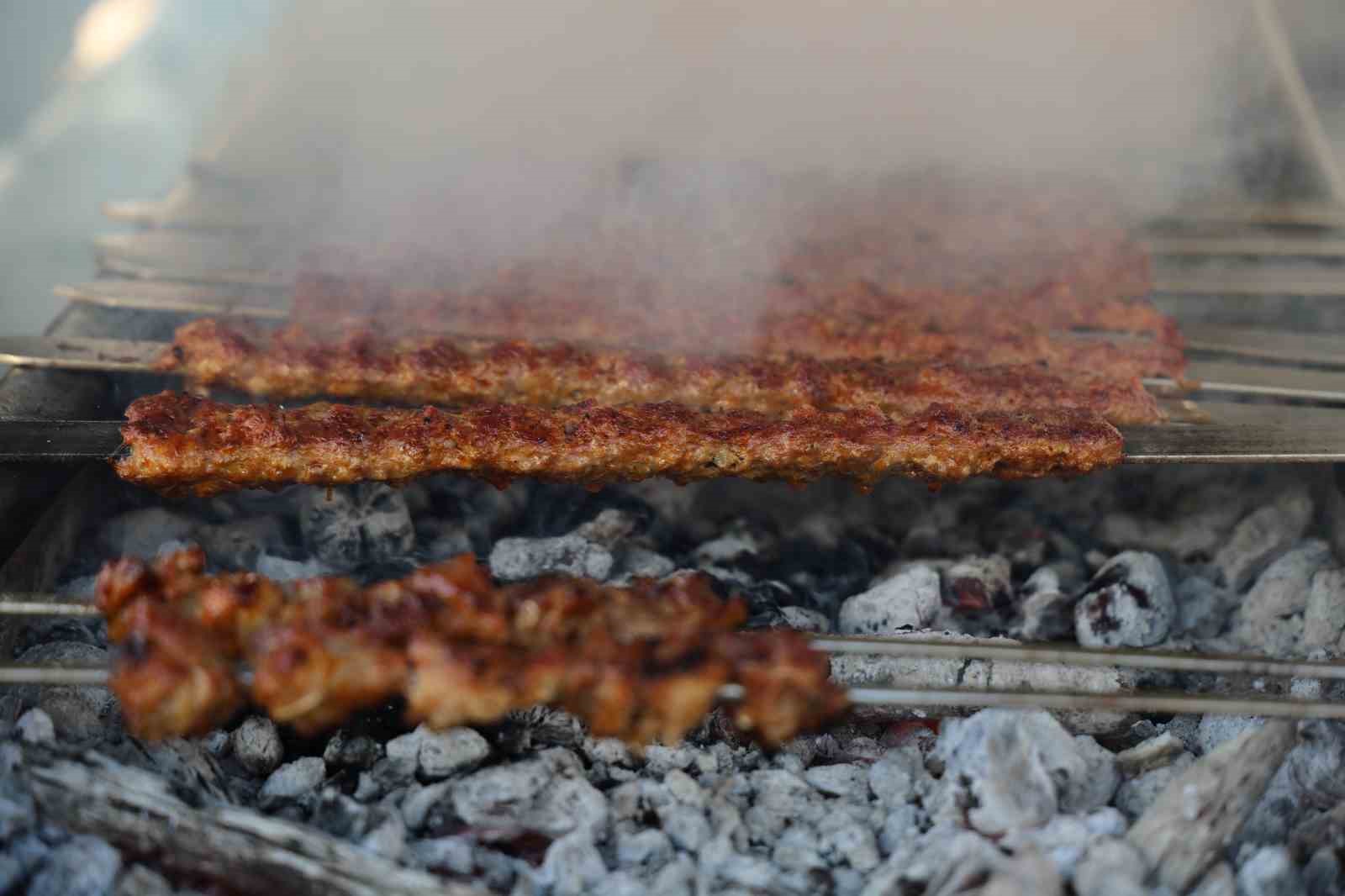 Adana’da kebap dumanları gökyüzünü kapladı
