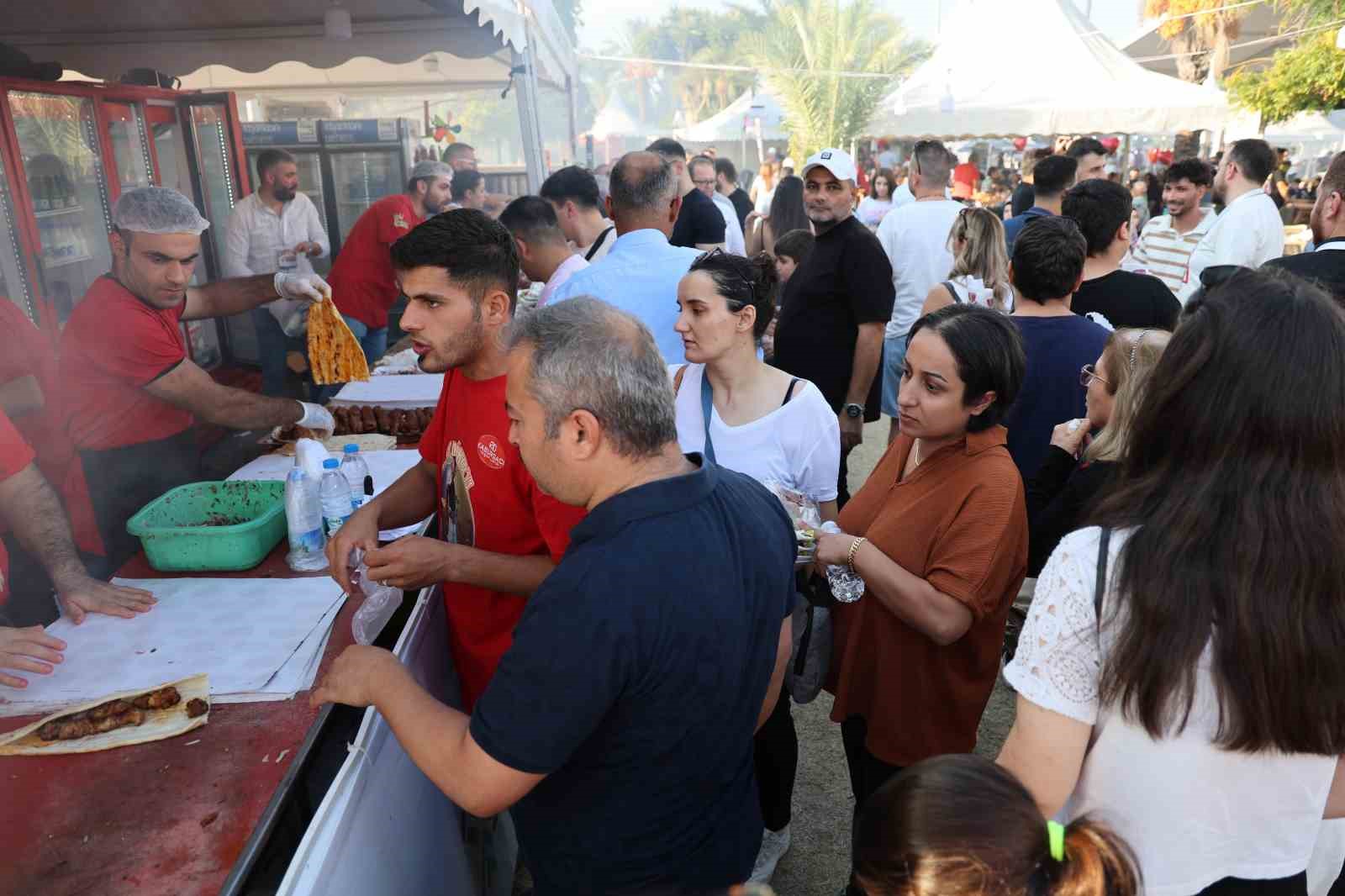 Adana’da kebap dumanları gökyüzünü kapladı
