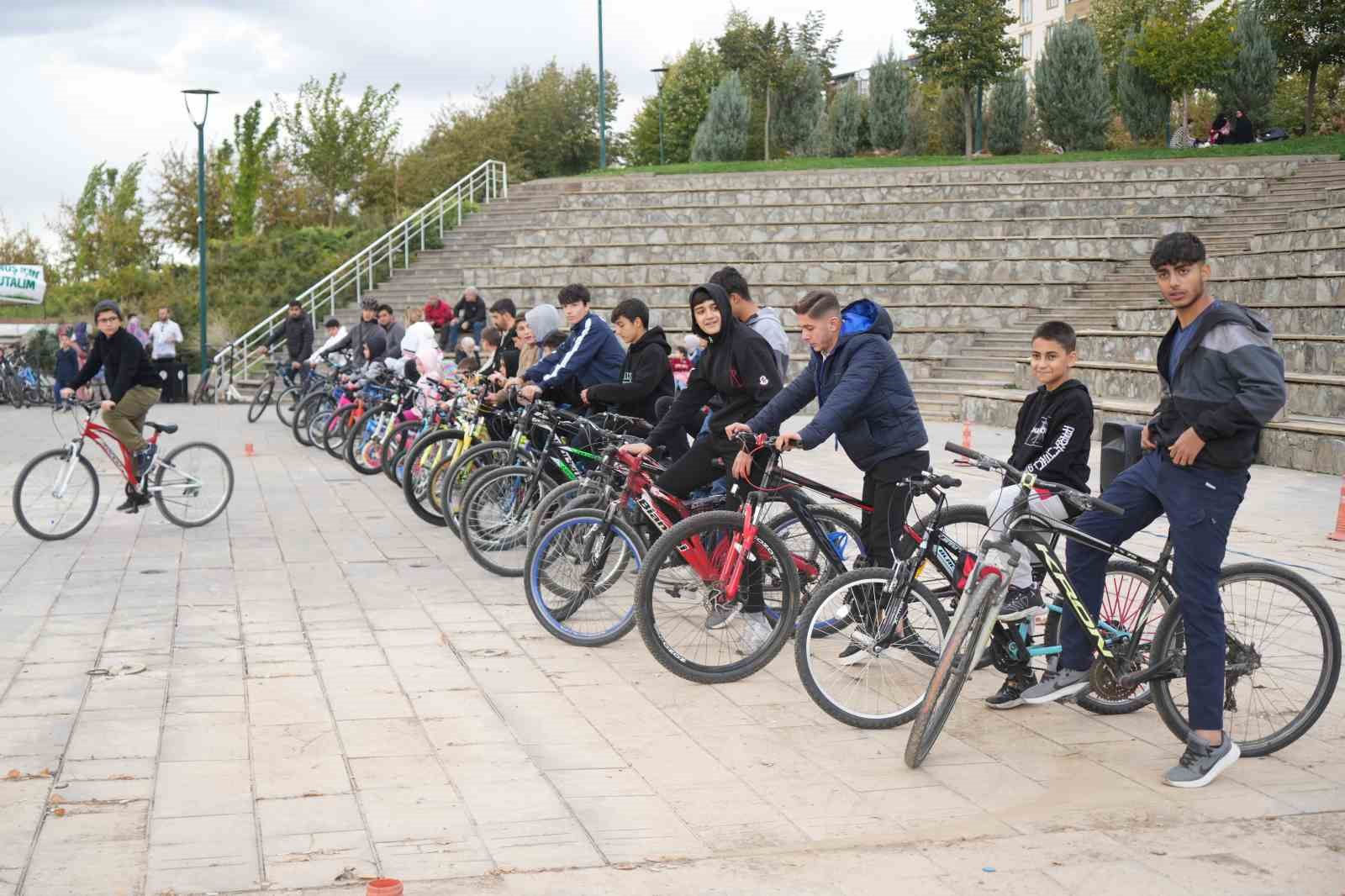 Muş’ta “Teknoloji bağımlılığına karşı yöresel çocuk oyunları” etkinliği düzenlendi
