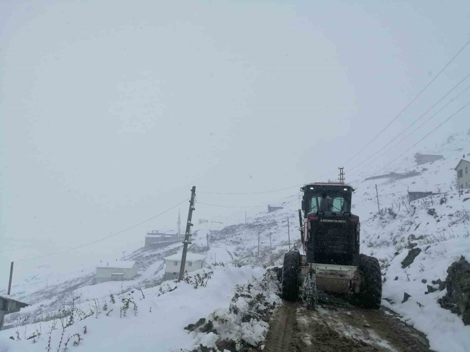 Trabzon’da ekiplerin kar mesaisi erken başladı
