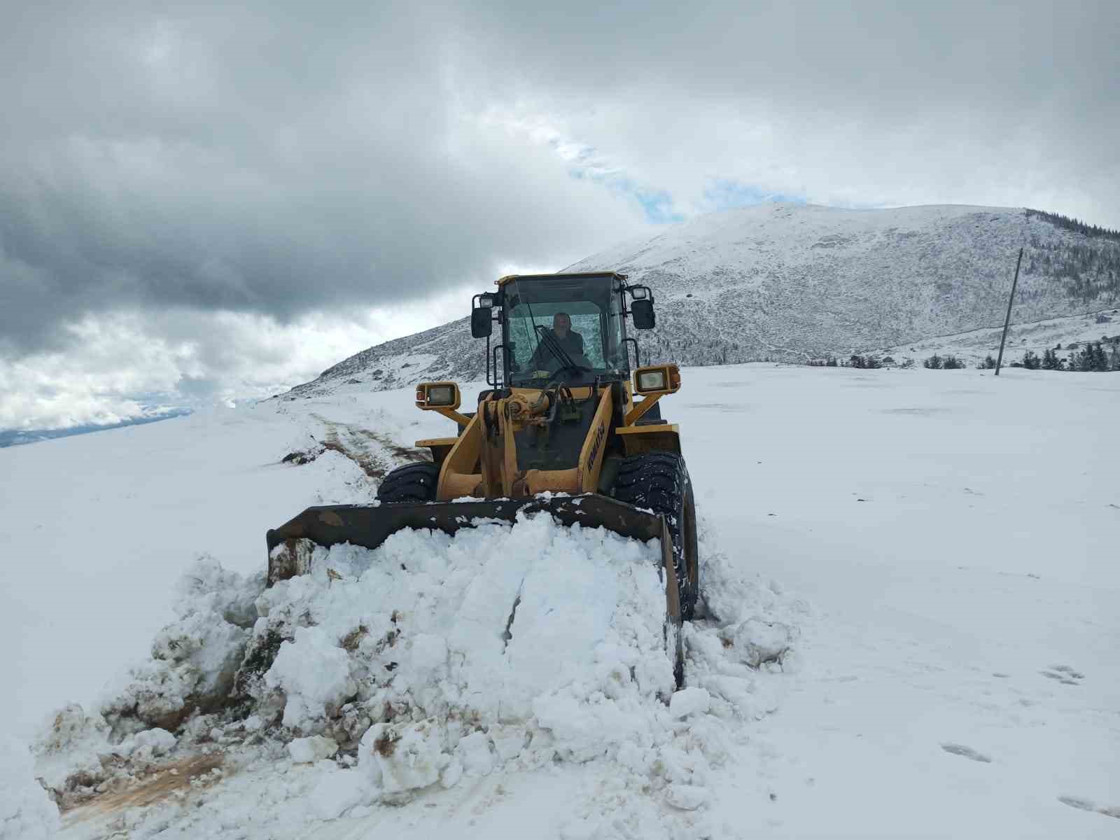 Trabzon’da ekiplerin kar mesaisi erken başladı
