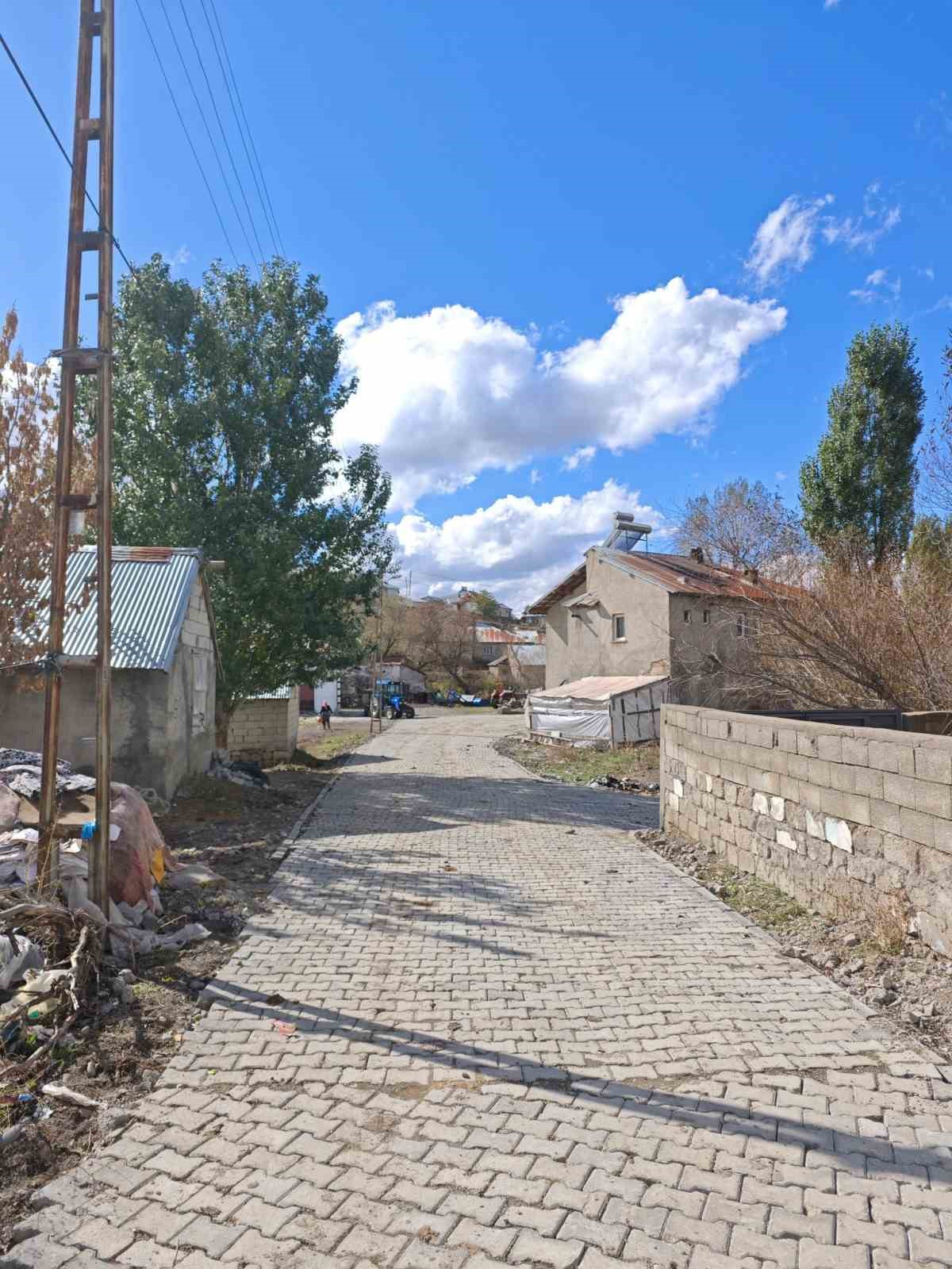 Ağrı’da köy yolu yenileme çalışmaları devam ediyor
