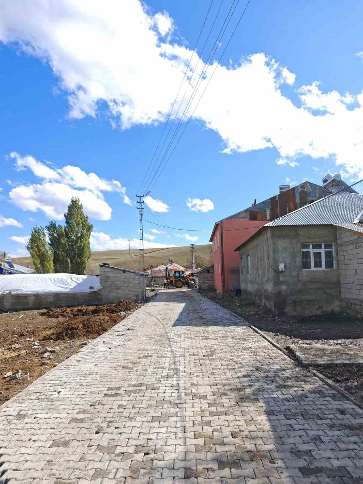 Ağrı’da köy yolu yenileme çalışmaları devam ediyor
