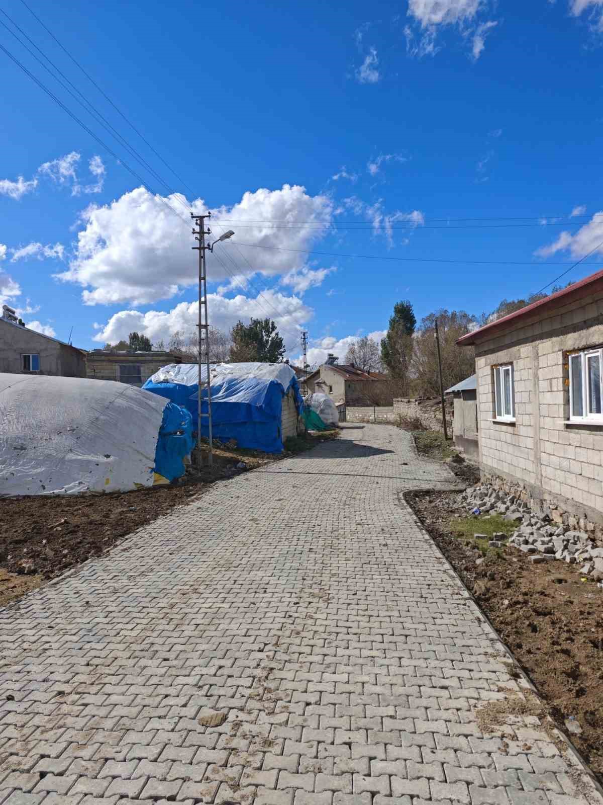 Ağrı’da köy yolu yenileme çalışmaları devam ediyor
