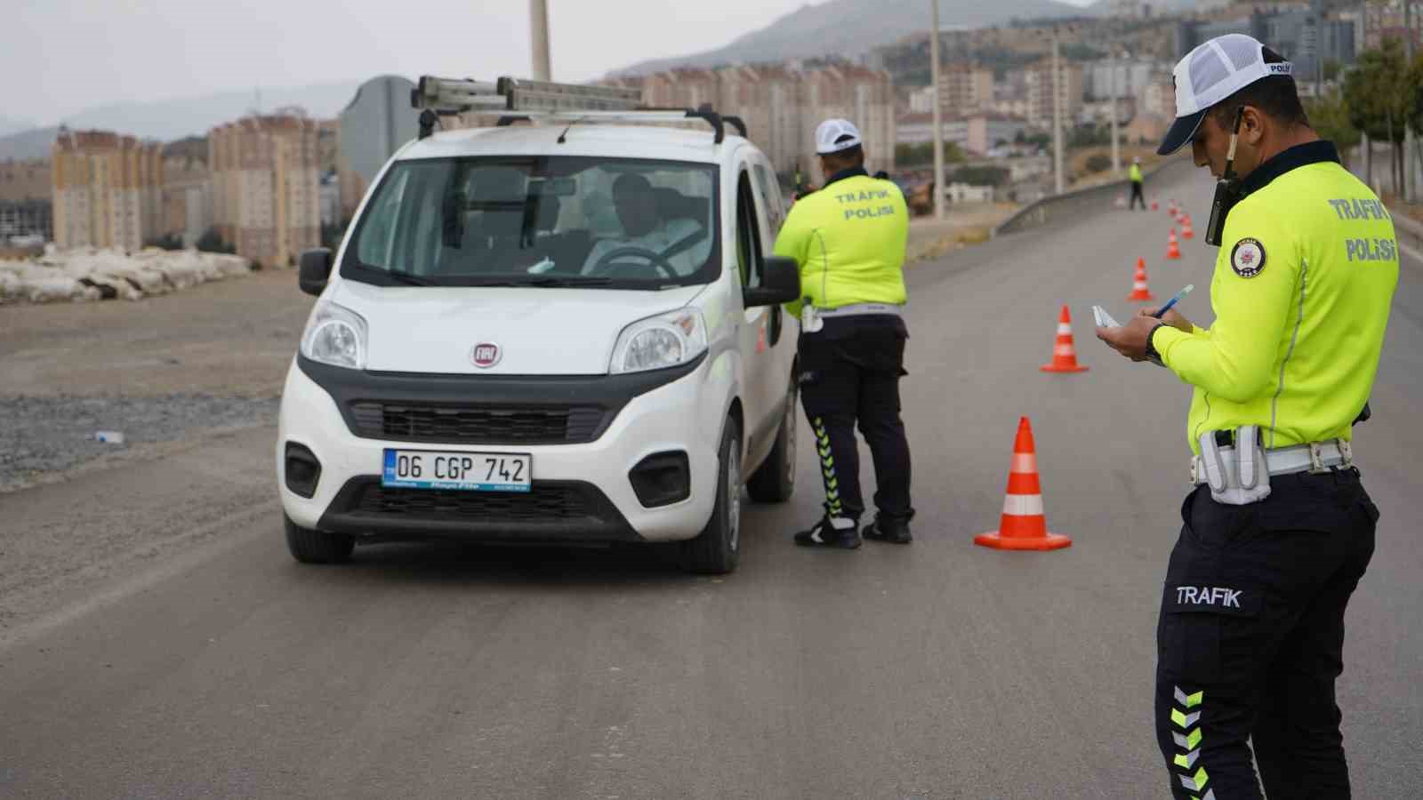 Şırnak’ta trafik ekipleri kurallara uymayan sürücülere ağır cezalar kesti
