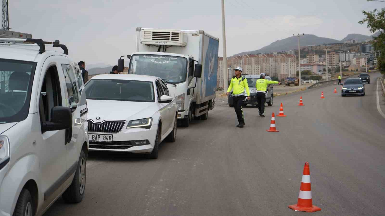 Şırnak’ta trafik ekipleri kurallara uymayan sürücülere ağır cezalar kesti
