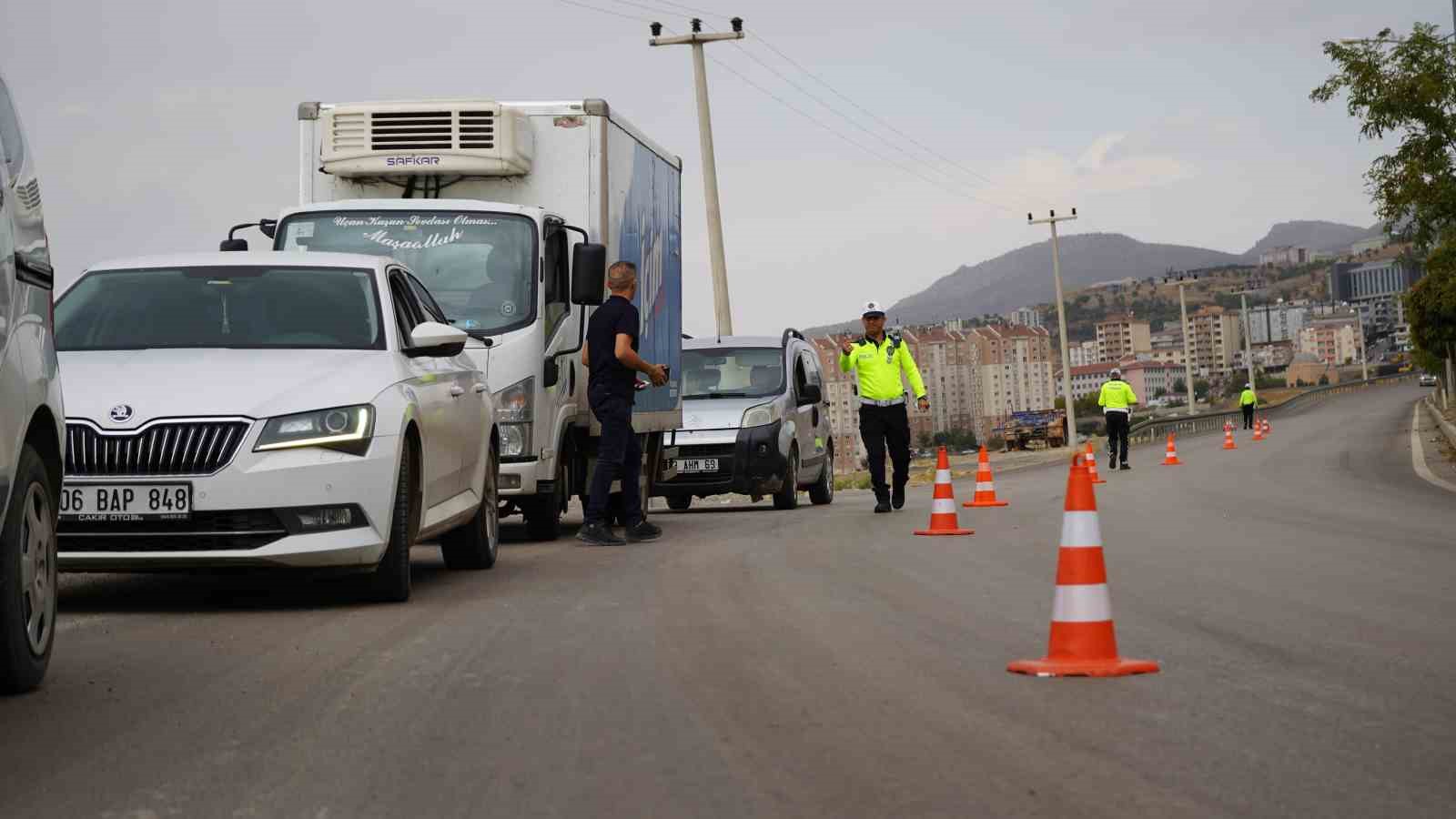 Şırnak’ta trafik ekipleri kurallara uymayan sürücülere ağır cezalar kesti
