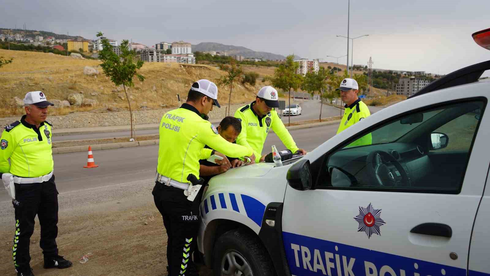 Şırnak’ta trafik ekipleri kurallara uymayan sürücülere ağır cezalar kesti
