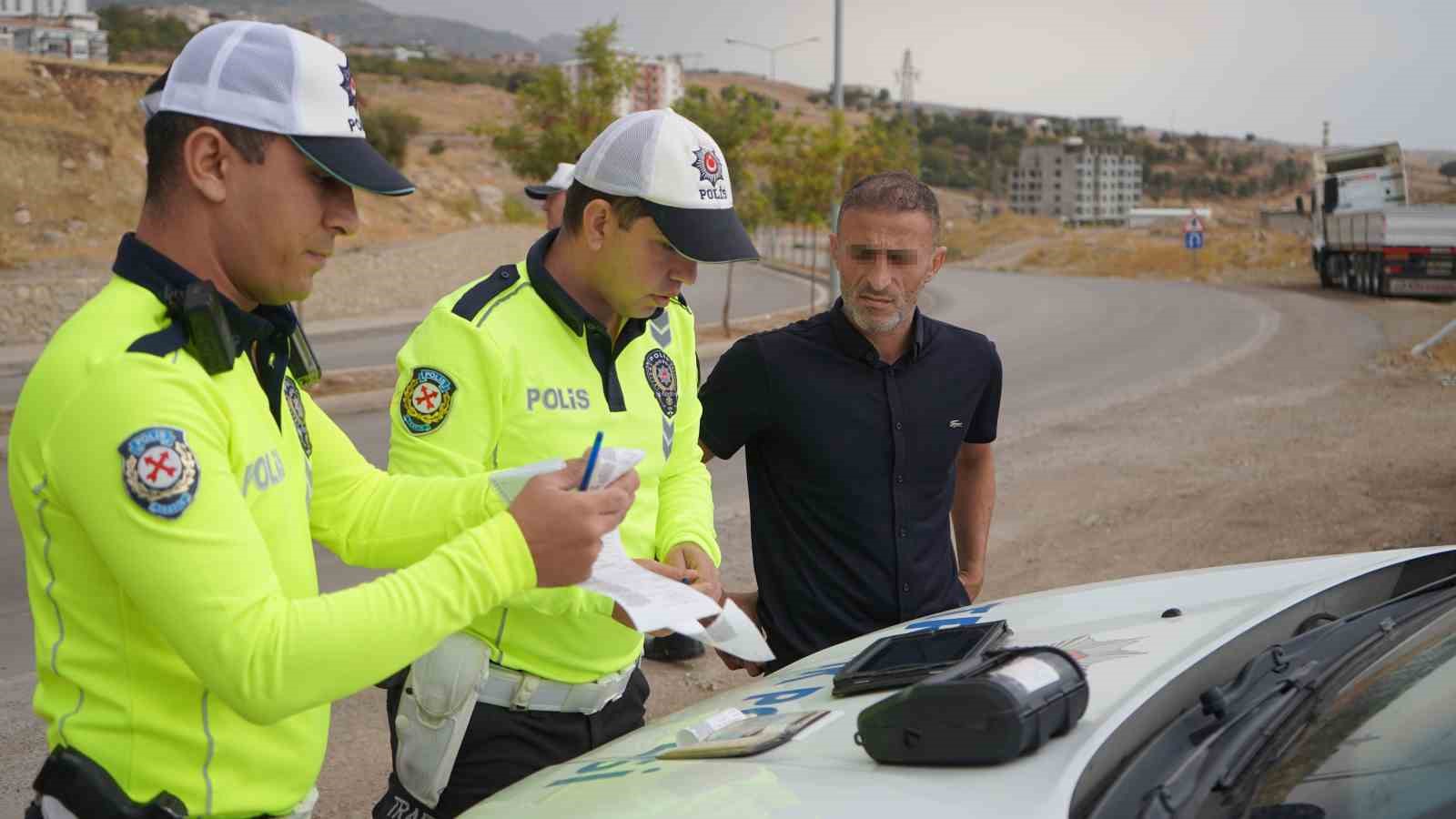 Şırnak’ta trafik ekipleri kurallara uymayan sürücülere ağır cezalar kesti
