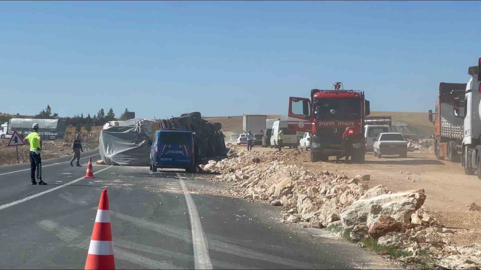 Saman balyası yüklü tır devrildi
