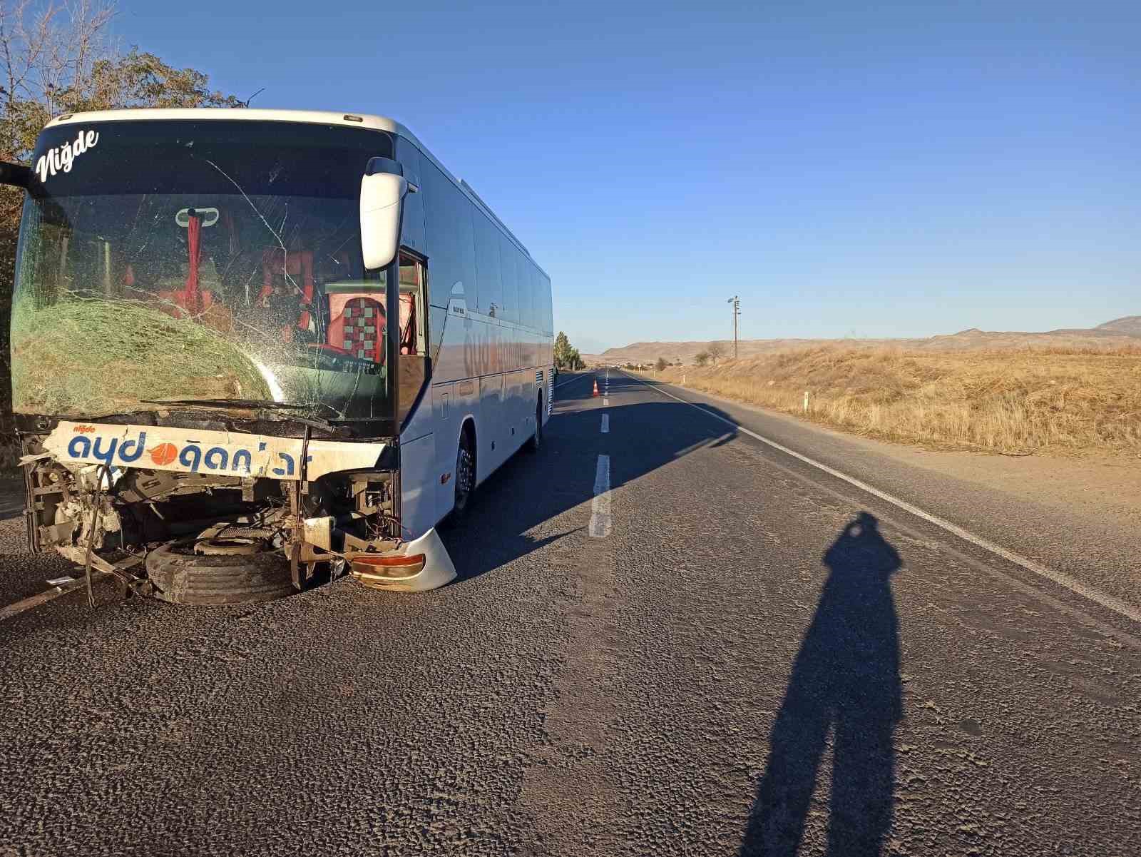 Niğde’de yolcu otobüsü ile otomobil çarpıştı: 1 ölü, 3 yaralı
