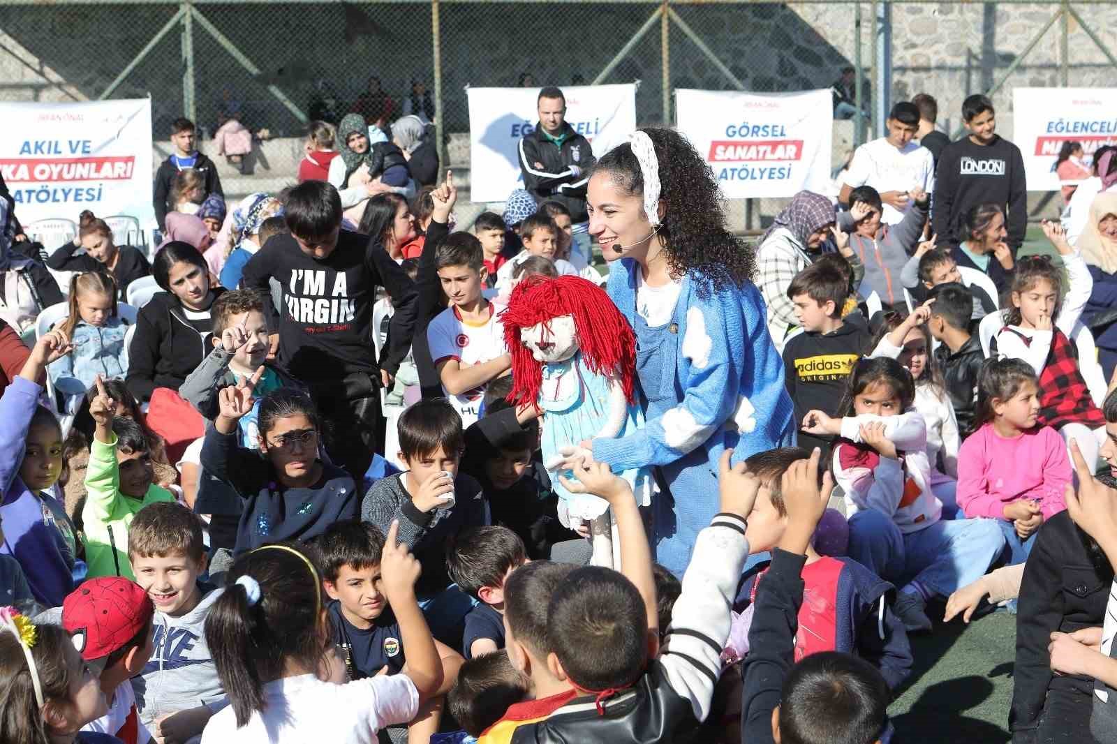 Bayraklı’da çocuklar mahalle şenliğinde buluştu
