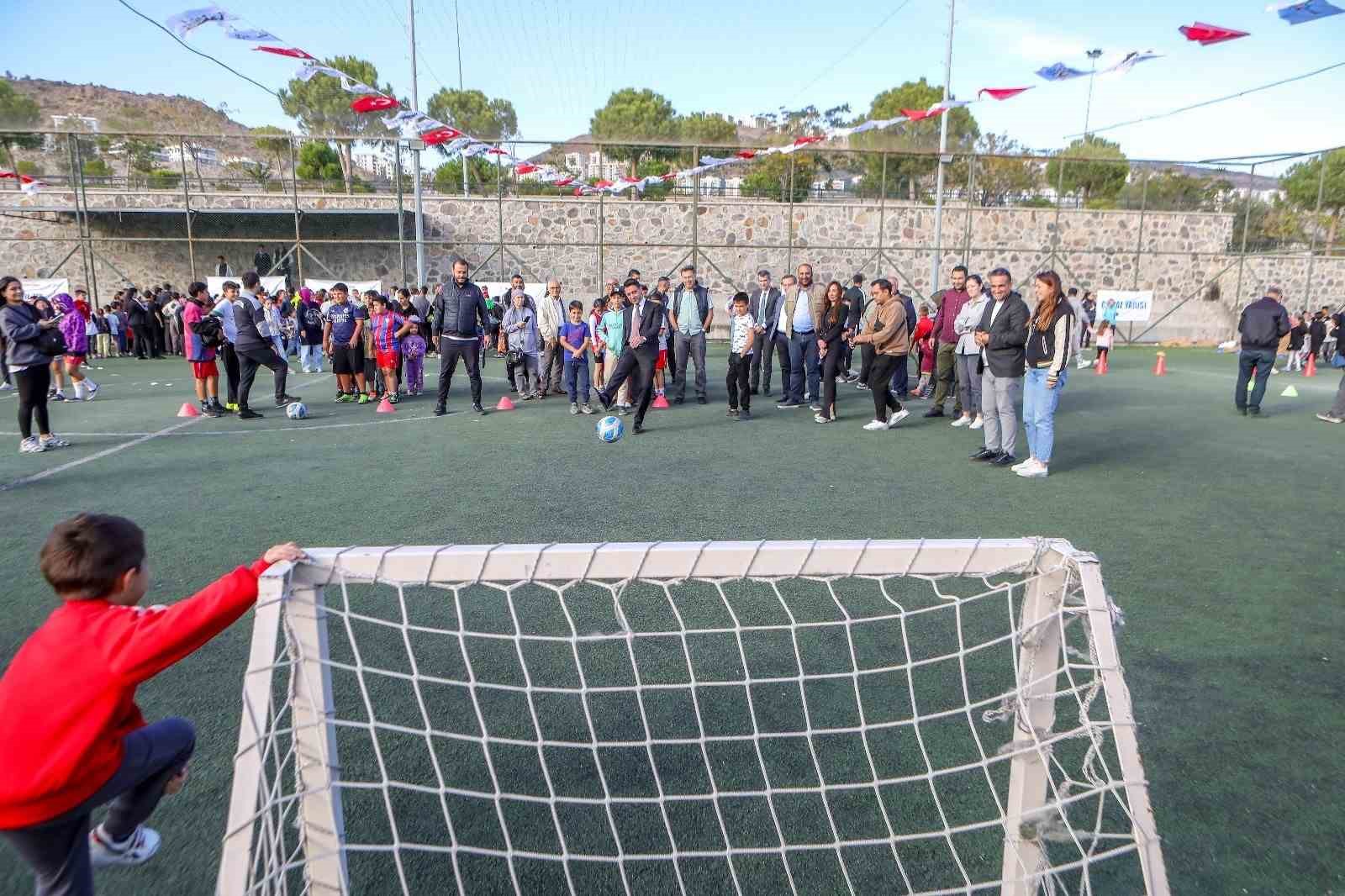 Bayraklı’da çocuklar mahalle şenliğinde buluştu
