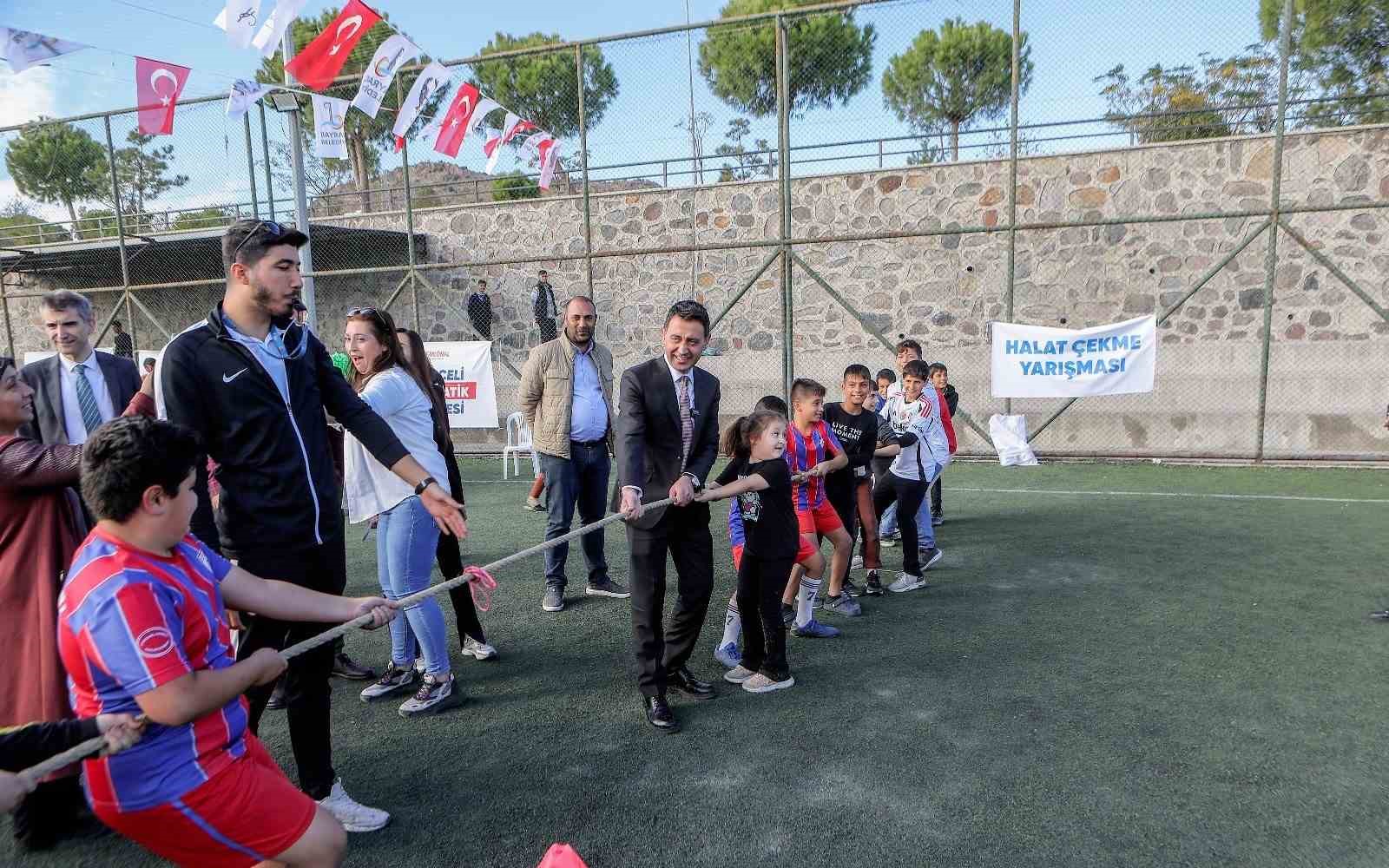 Bayraklı’da çocuklar mahalle şenliğinde buluştu
