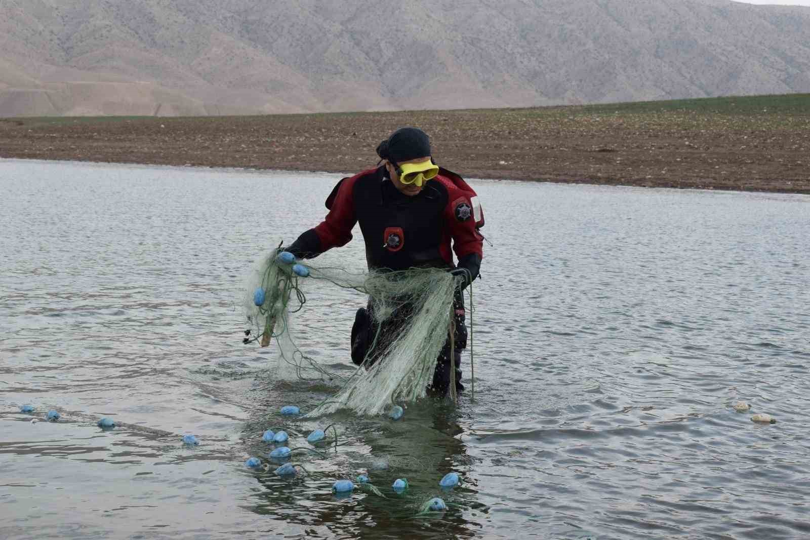 Batman’da akarsu ve göletlerden 75 kilogram atık ağ toplandı
