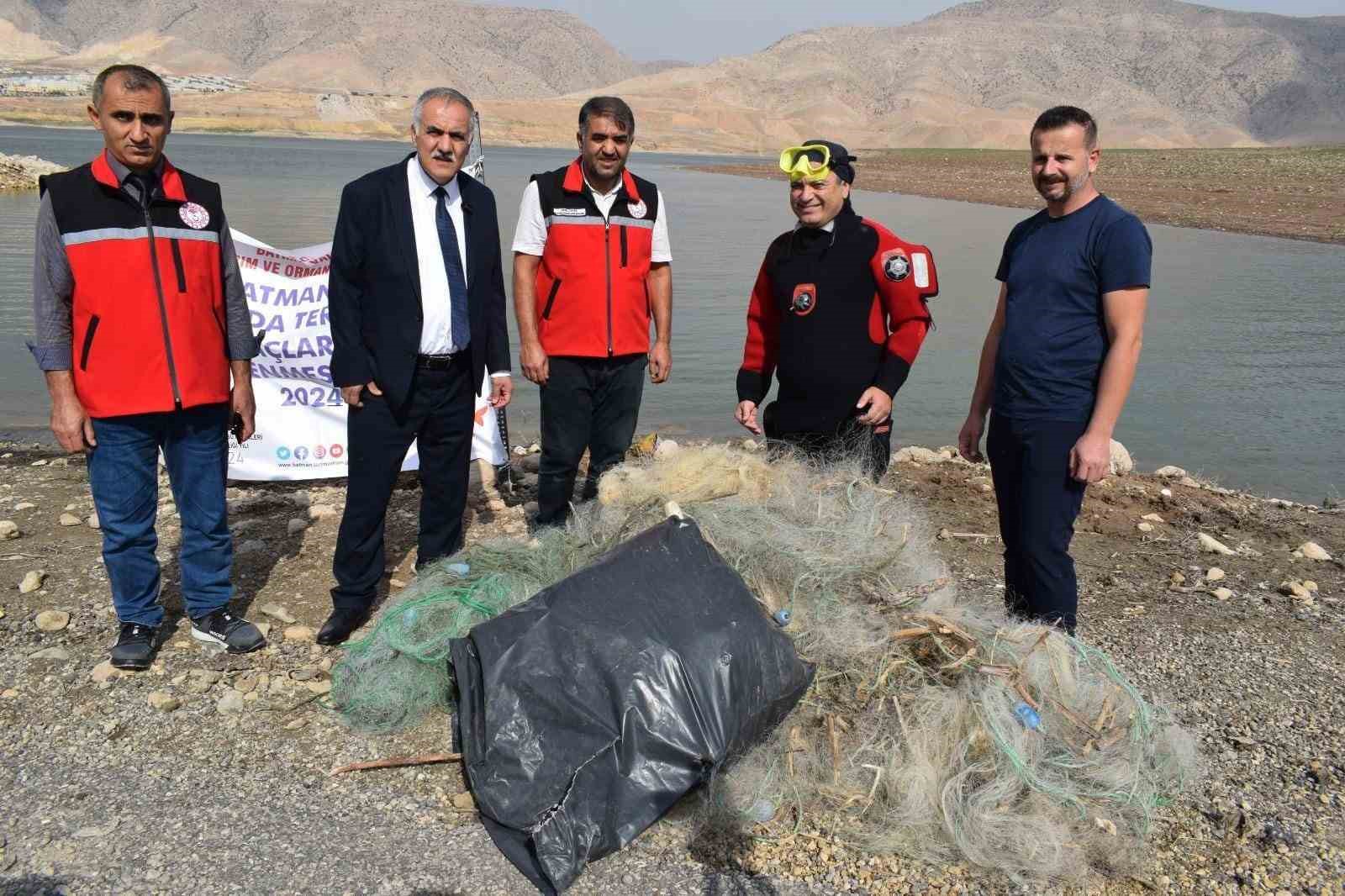 Batman’da akarsu ve göletlerden 75 kilogram atık ağ toplandı
