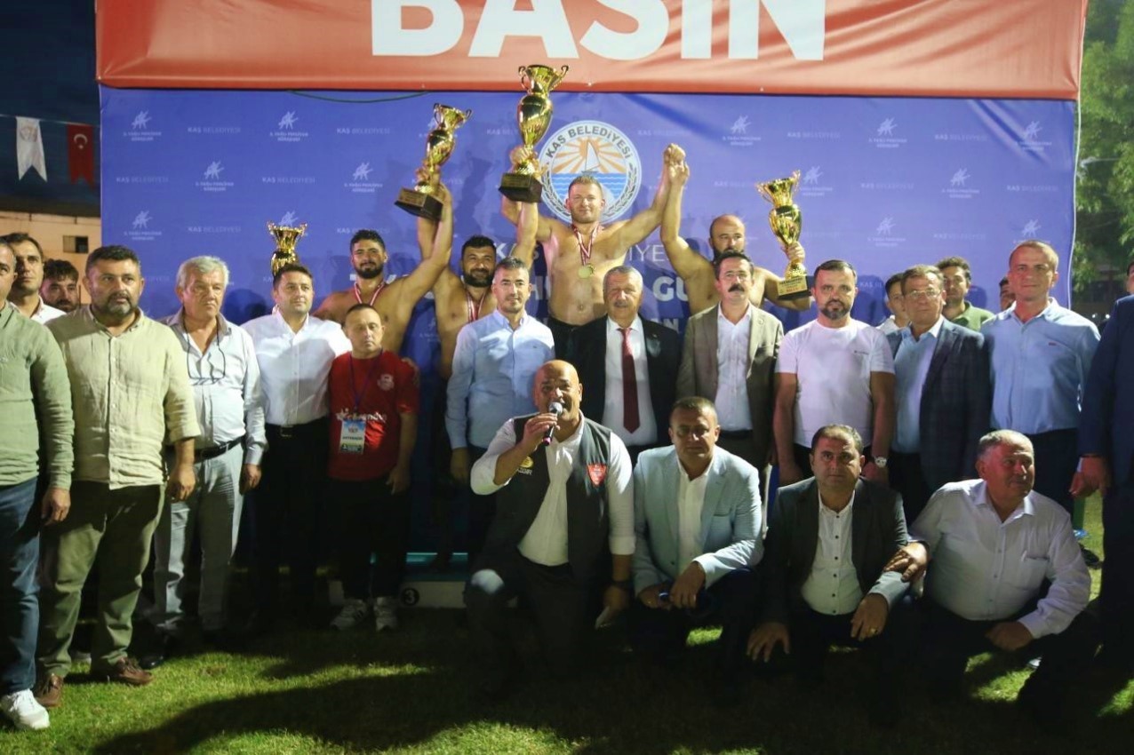 Kaş Güreşleri’nin Başpehlivanı İsmail Balaban oldu
