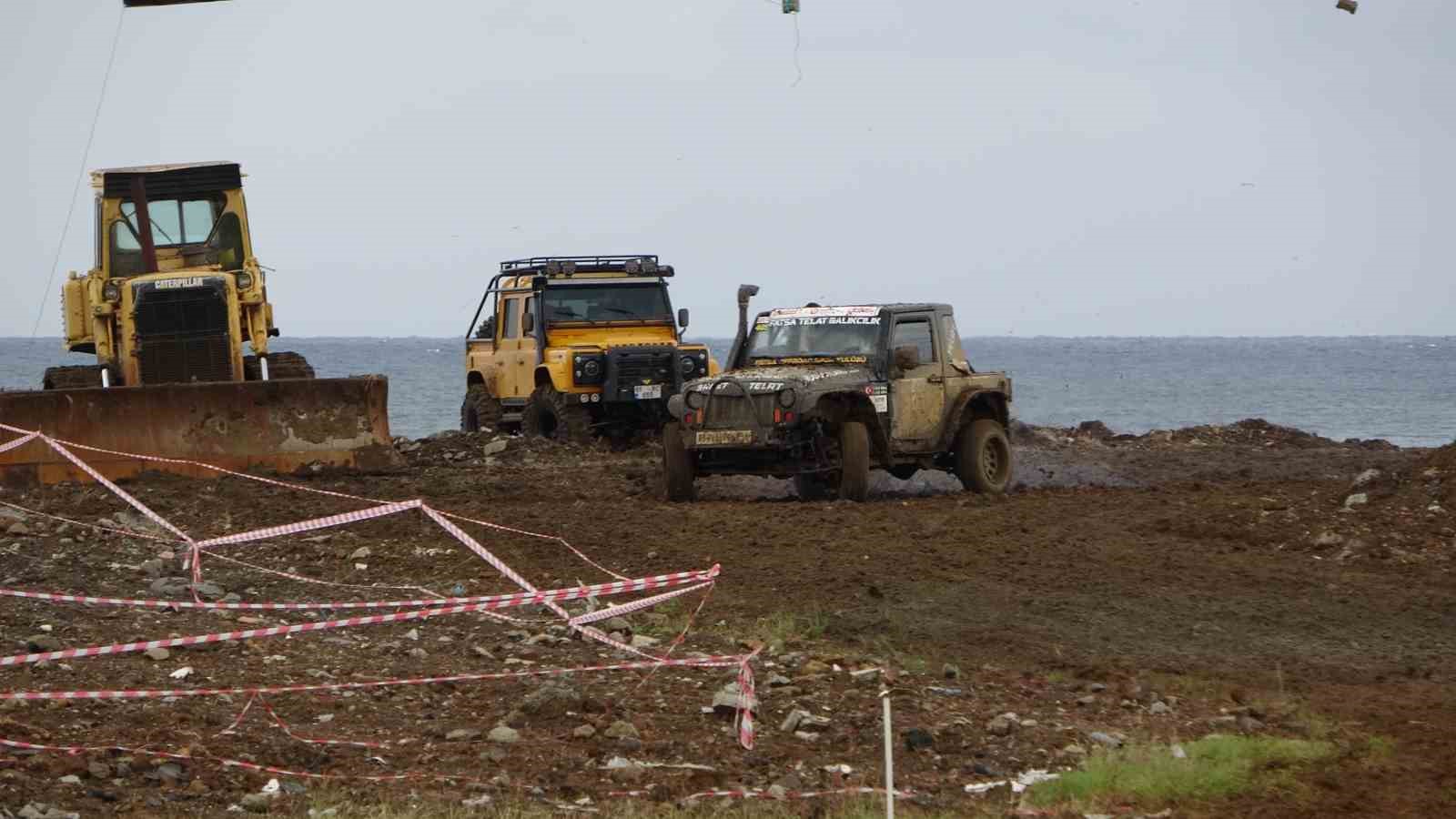 Deniz kenarında yapılan zorlu Off-Road yarışları nefesleri kesti
