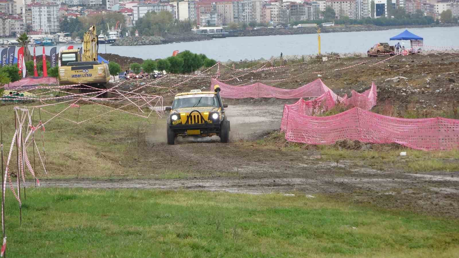 Deniz kenarında yapılan zorlu Off-Road yarışları nefesleri kesti
