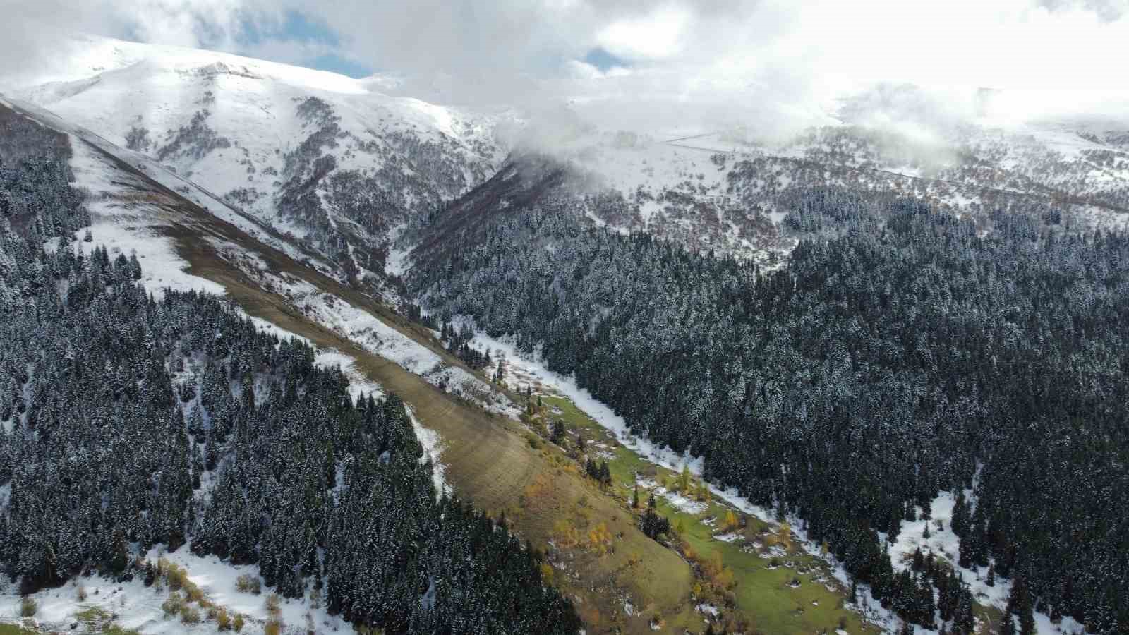 Artvin’de sonbahar ve kış manzaraları aynı karede
