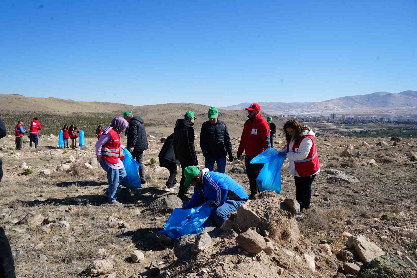 Niğde’de ormanda çöp topladılar
