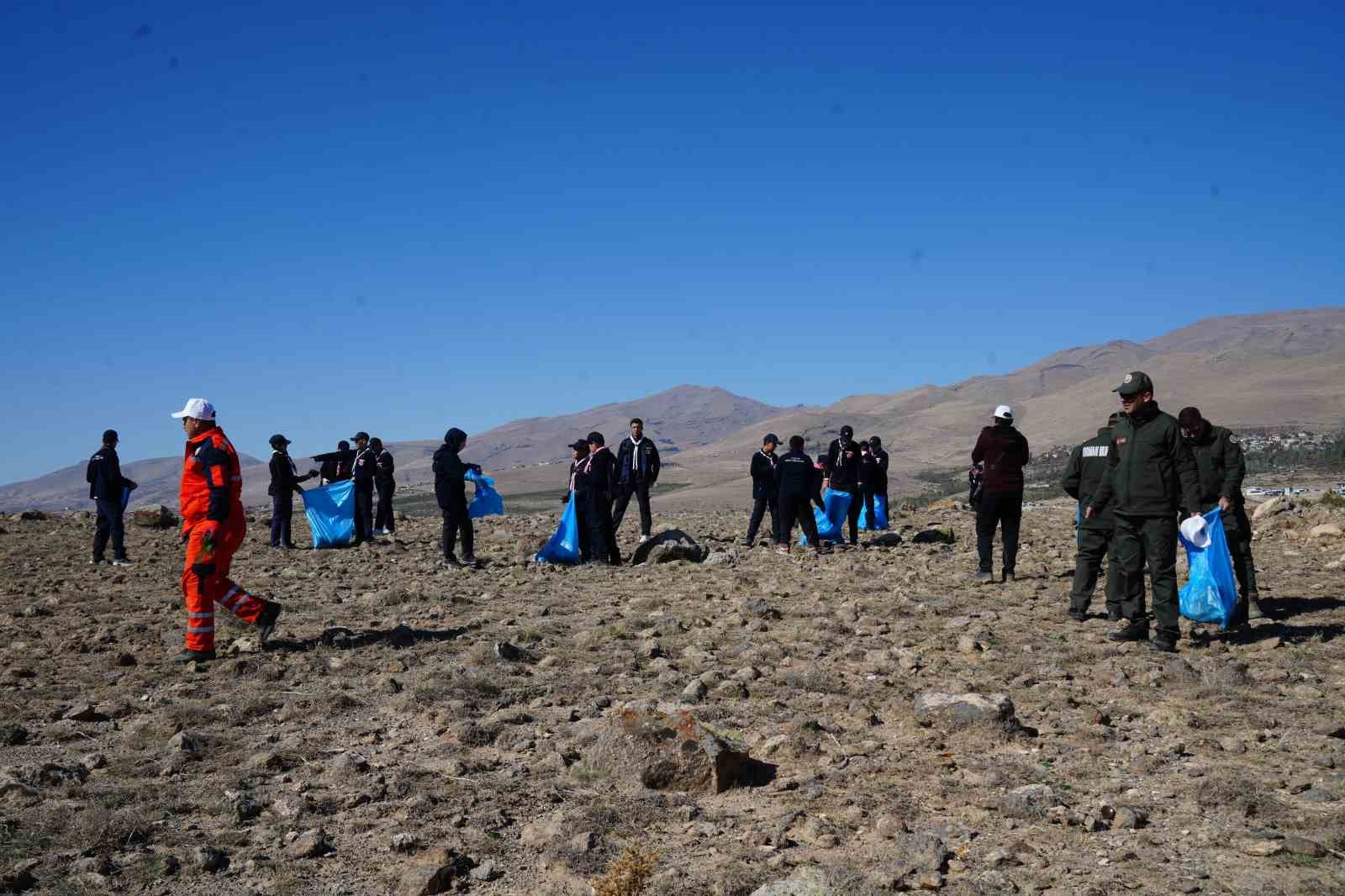 Niğde’de ormanda çöp topladılar
