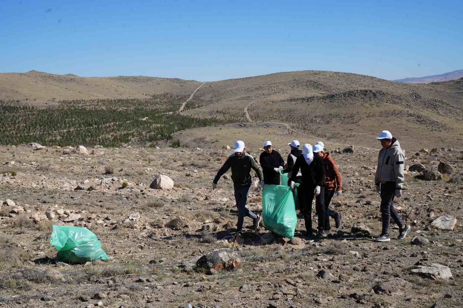 Niğde’de ormanda çöp topladılar
