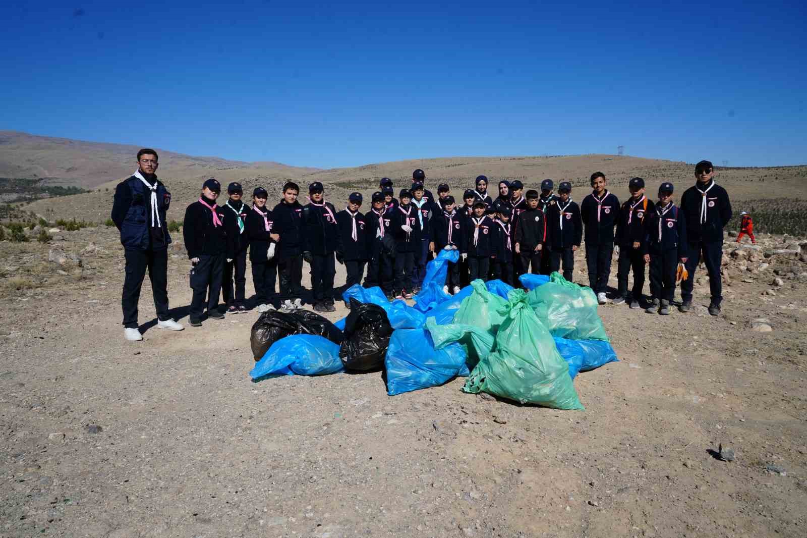 Niğde’de ormanda çöp topladılar
