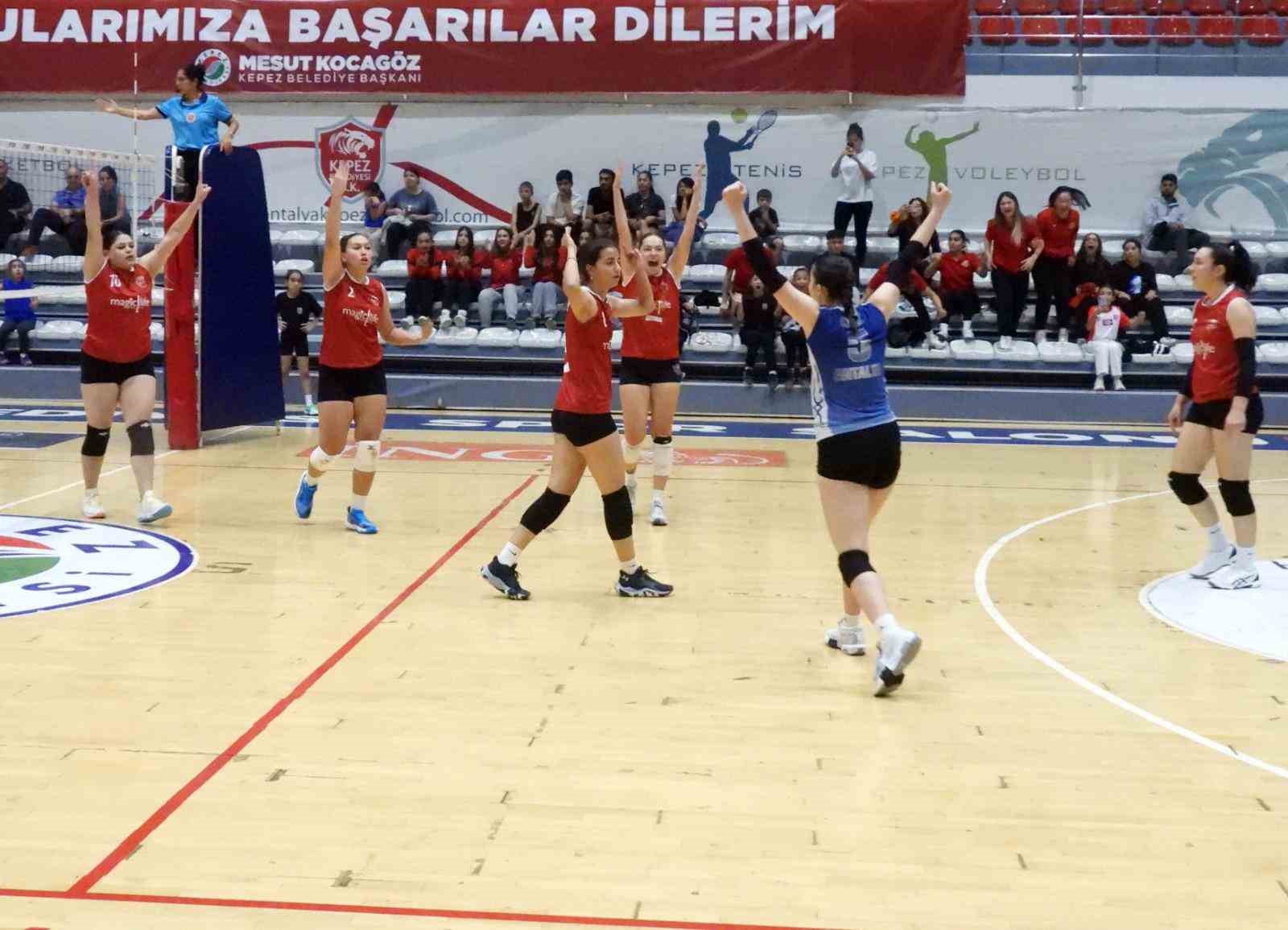 Kepez Belediyespor Kulübü Voleybol Takımı evinde galip
