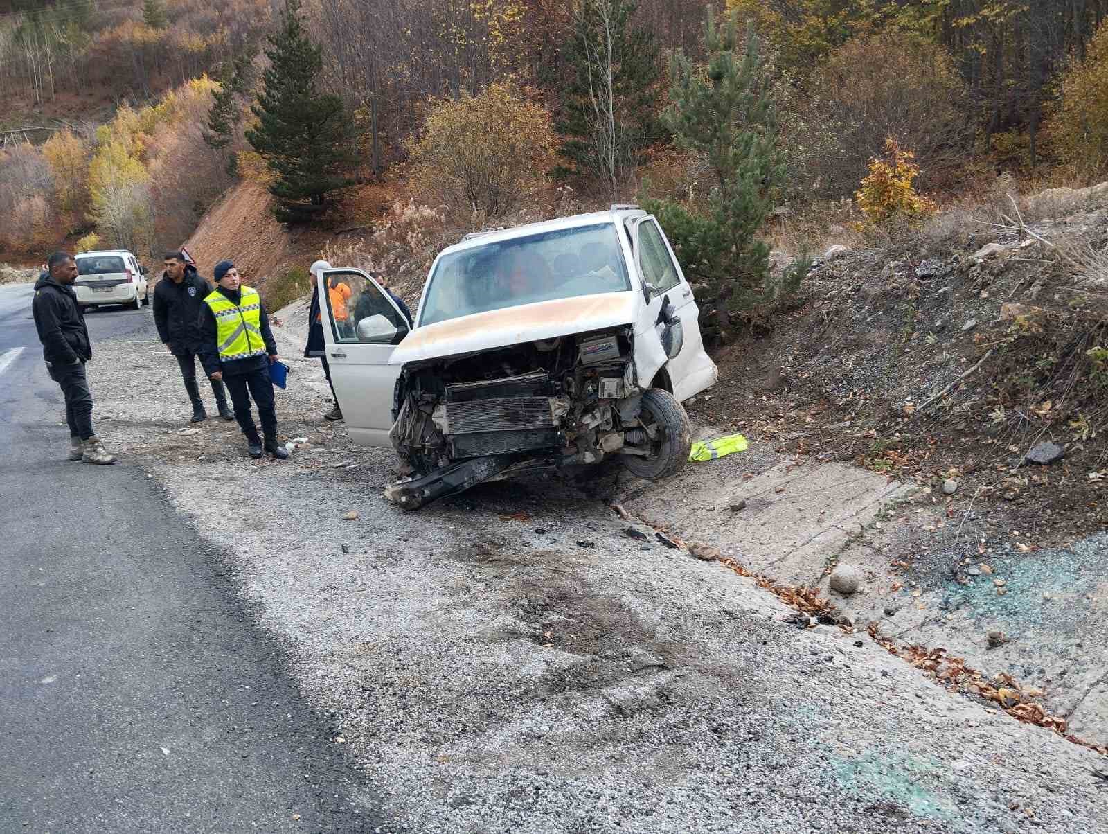 Otomobil ile minibüs kafa kafaya çarpıştı, 1’i ağır 10 kişi yaralandı
