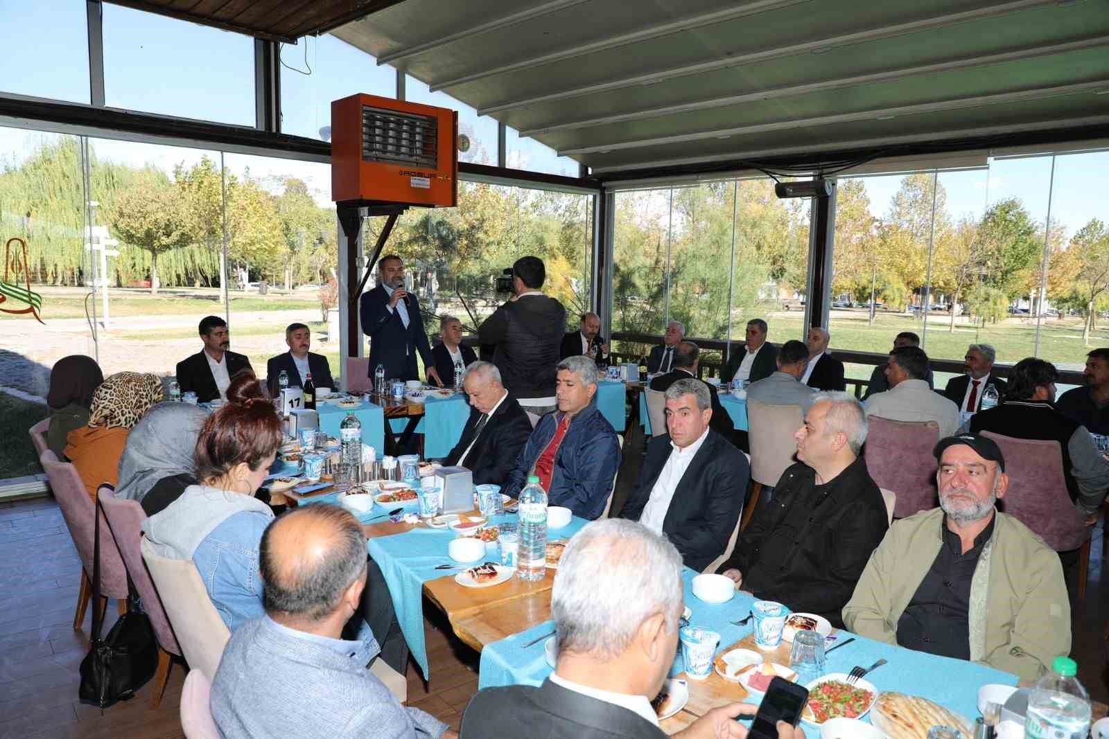 Vali Hatipoğlu ve Başkan Şerifoğulları, muhtarlarla bir araya geldi
