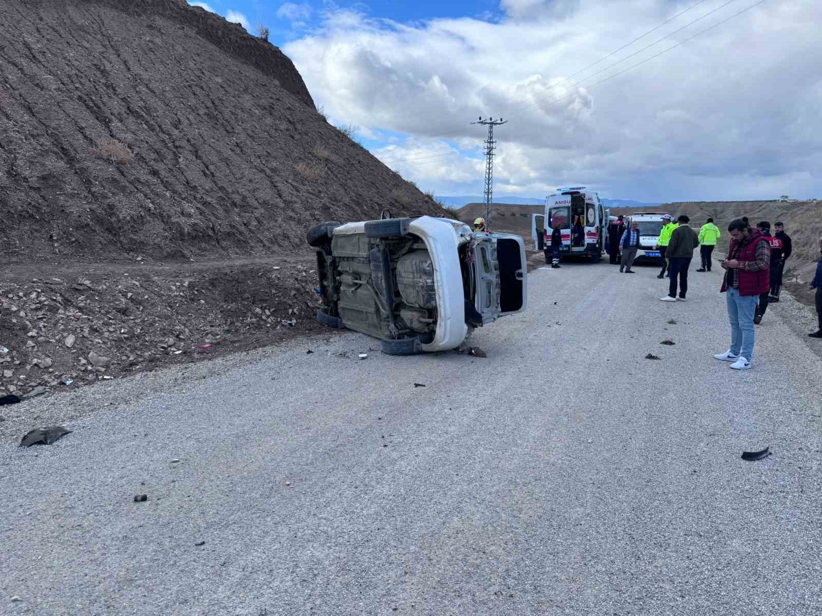 Şüpheli aracı kovalayan polis otosu takla attı: 2 yaralı
