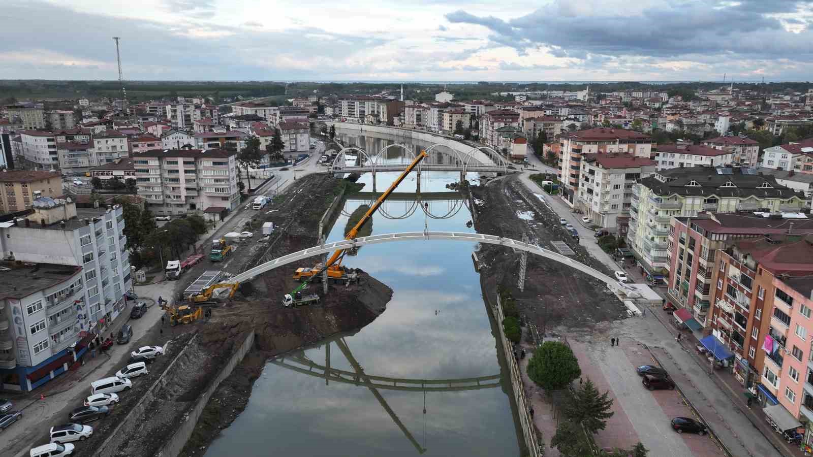 Terme’de yaya köprüsünün montajına başladı
