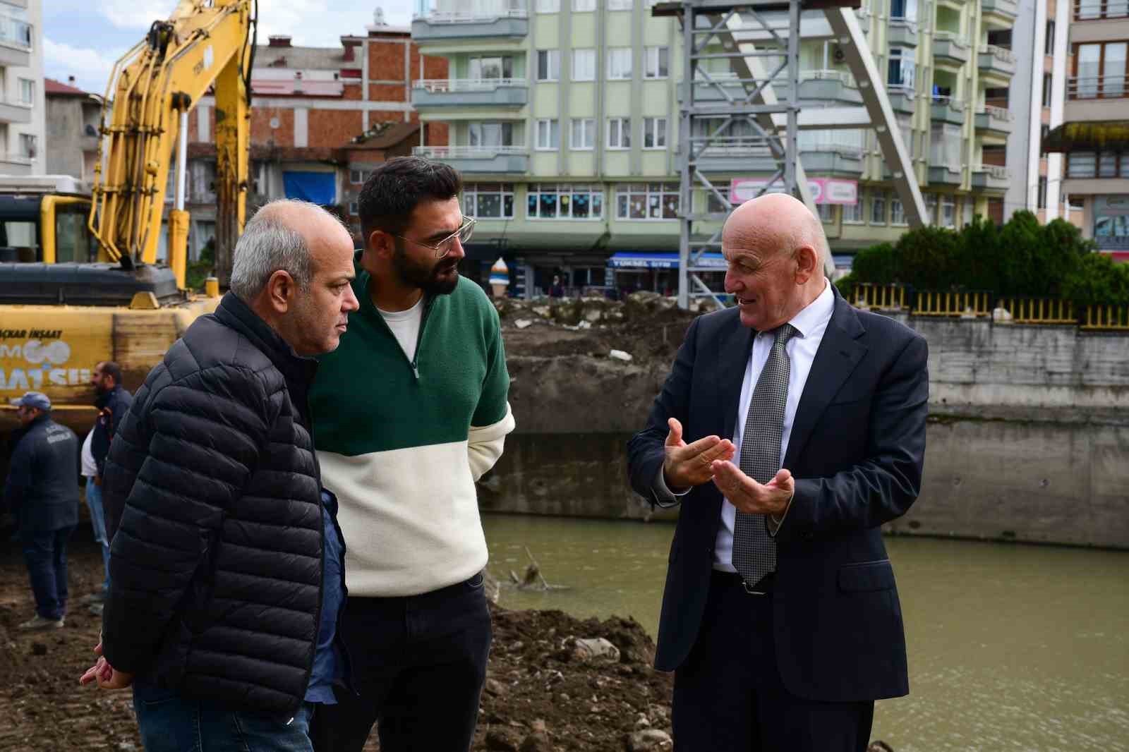 Terme’de yaya köprüsünün montajına başladı
