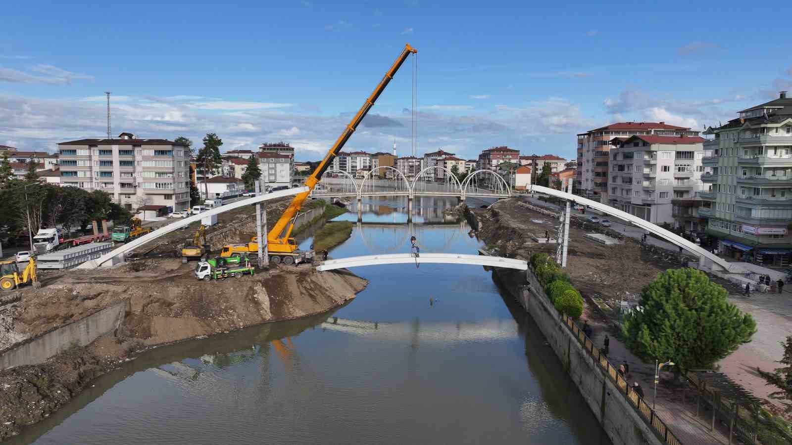 Terme’de yaya köprüsünün montajına başladı
