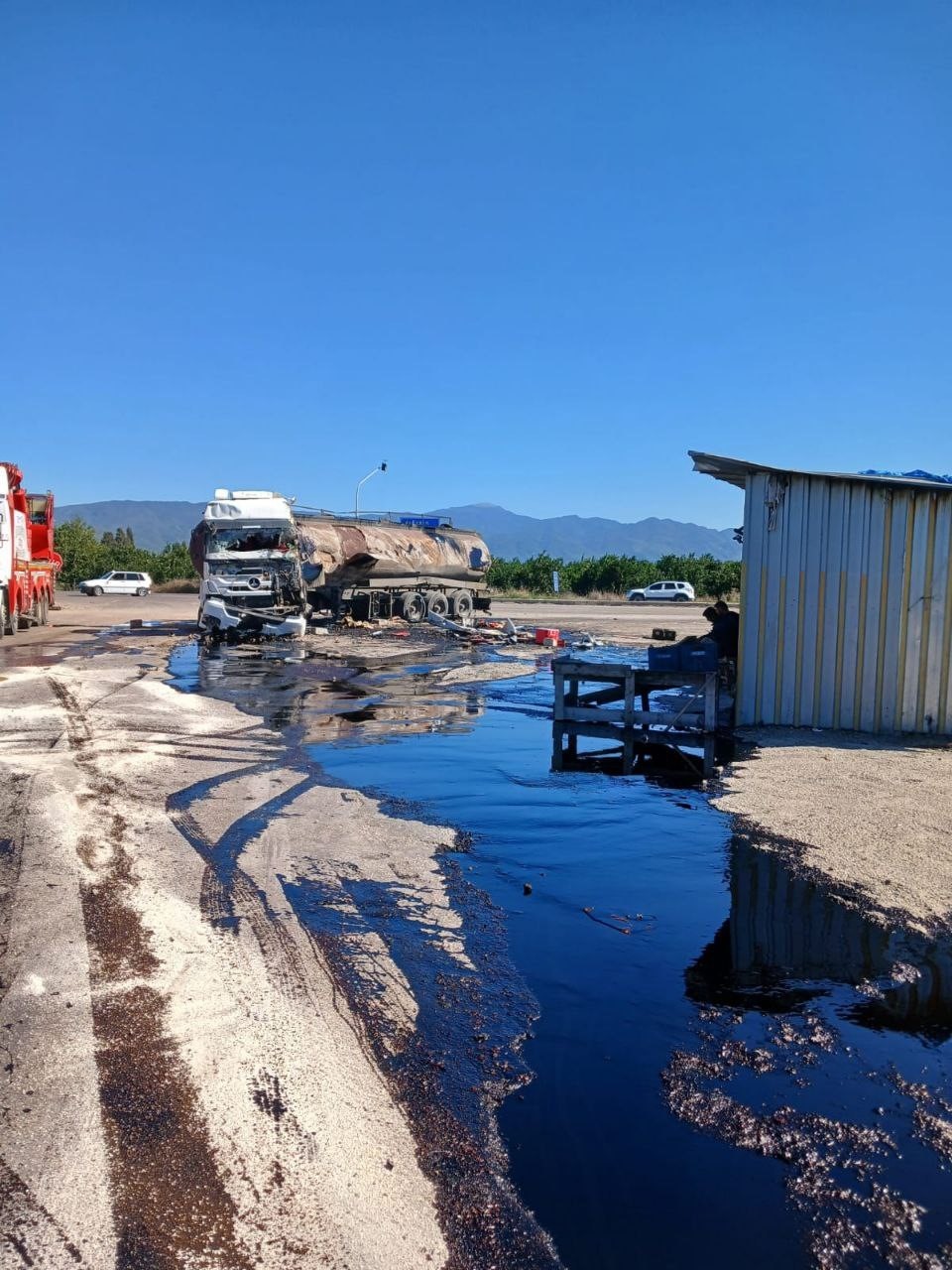 Yanan tankerden litrelerce ham petrol yola döküldü
