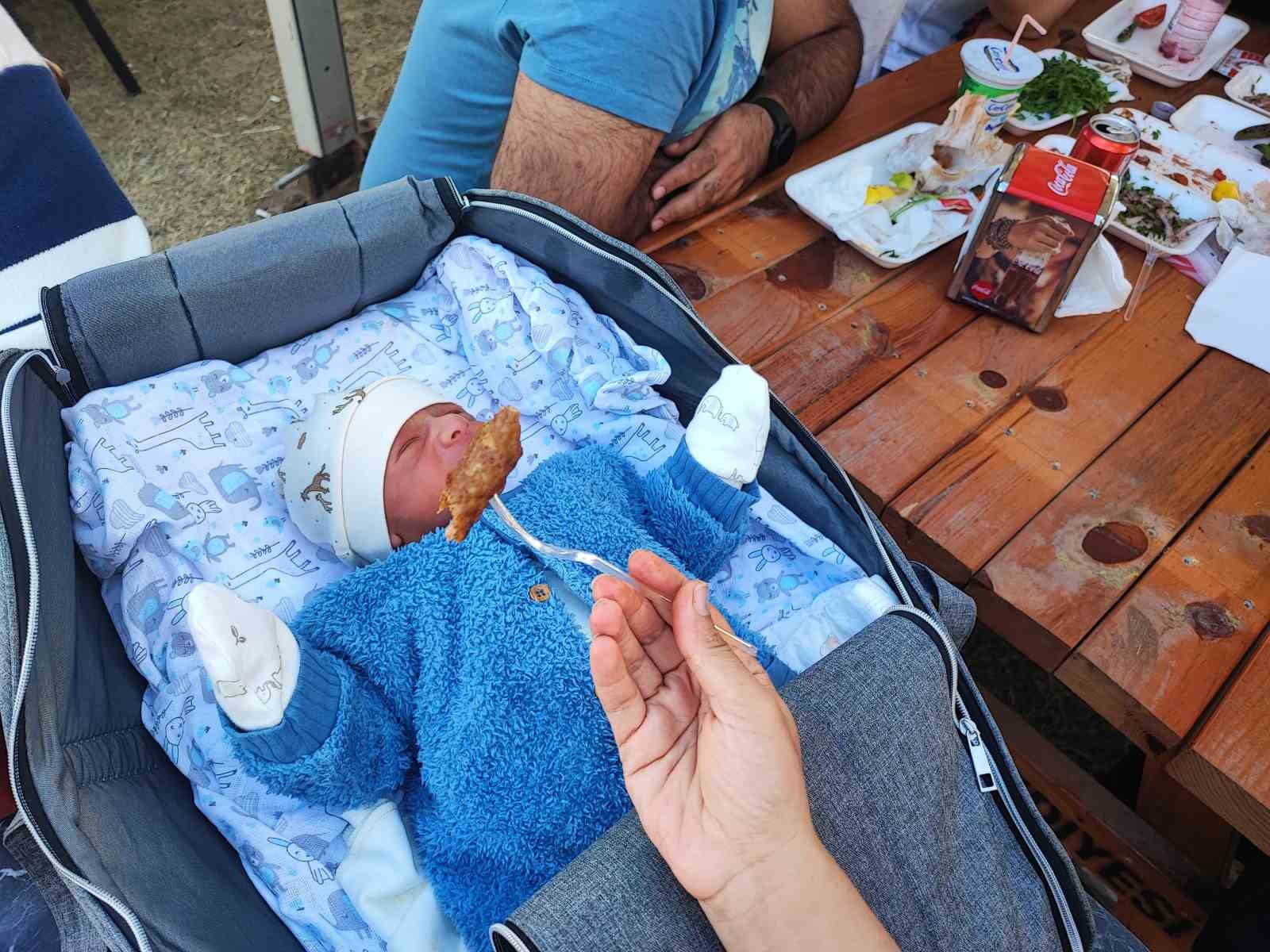 Festivalin en minik ziyaretçisi Adana kebabı ile avutuldu
