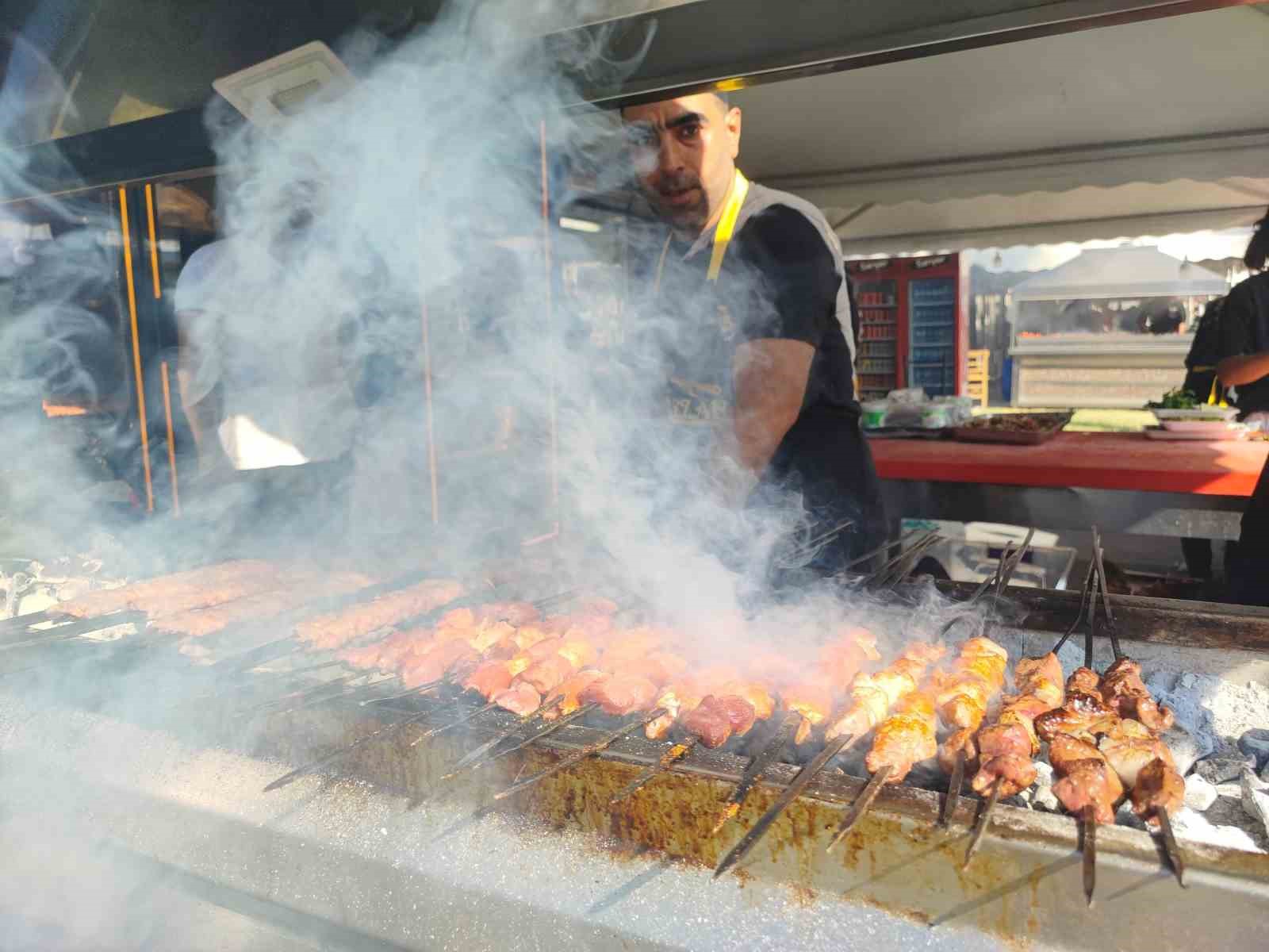 Festivalin en minik ziyaretçisi Adana kebabı ile avutuldu
