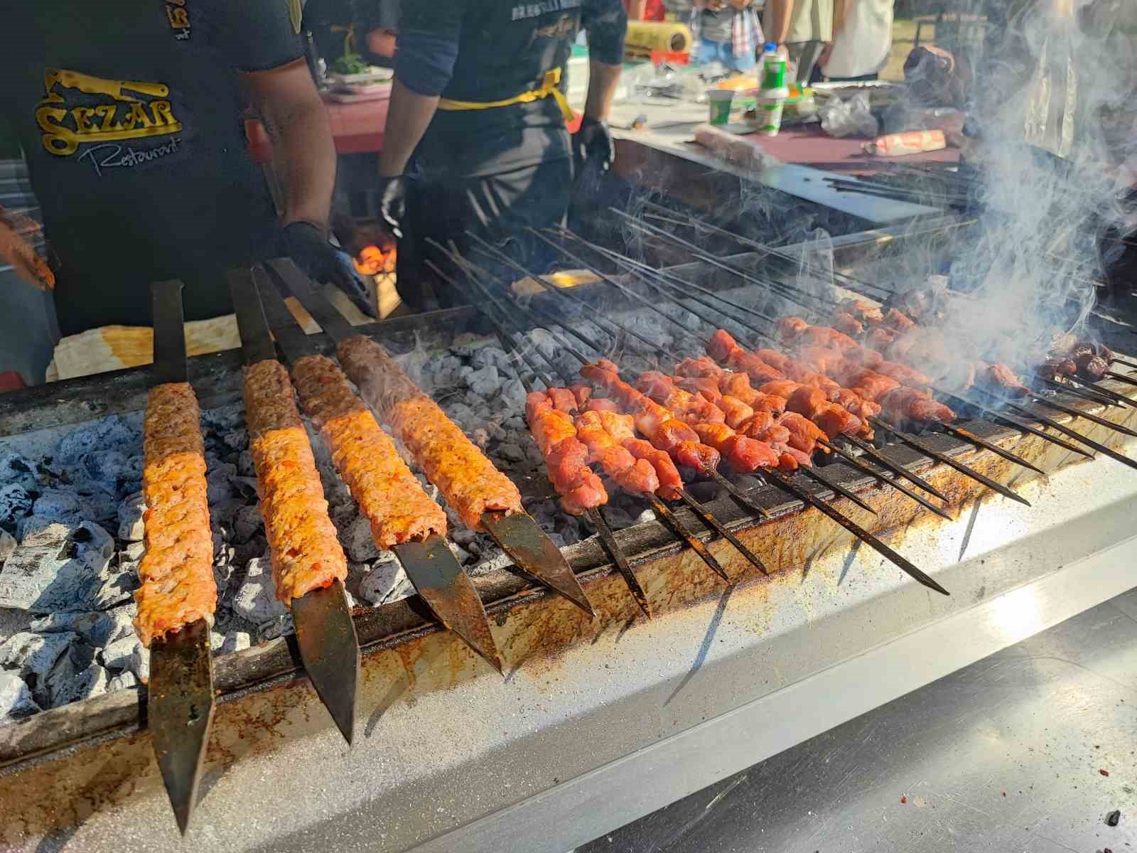 Festivalin en minik ziyaretçisi Adana kebabı ile avutuldu
