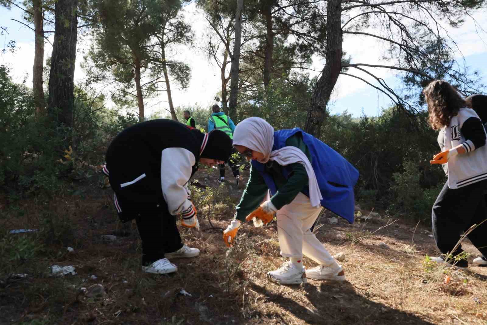 Manisa’da el ele verip ormanı temizlediler
