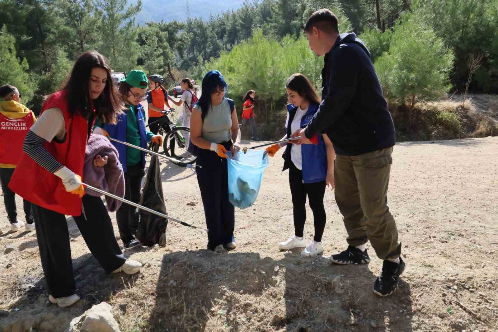 Manisa’da el ele verip ormanı temizlediler
