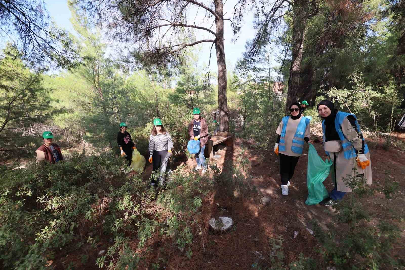 Manisa’da el ele verip ormanı temizlediler
