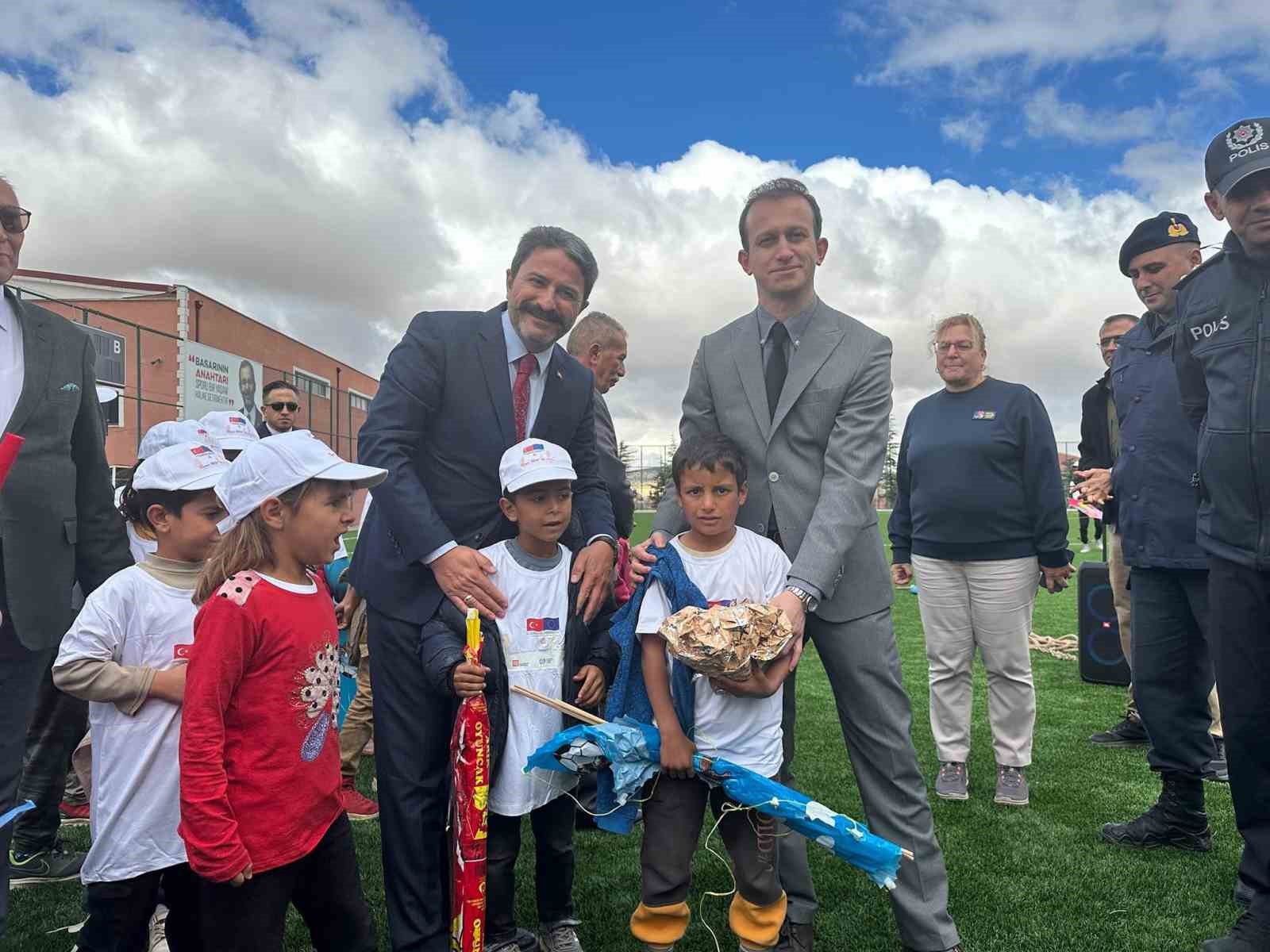 Seyitgazi’de mevsimlik işçilerin çocukları sporla buluştu
