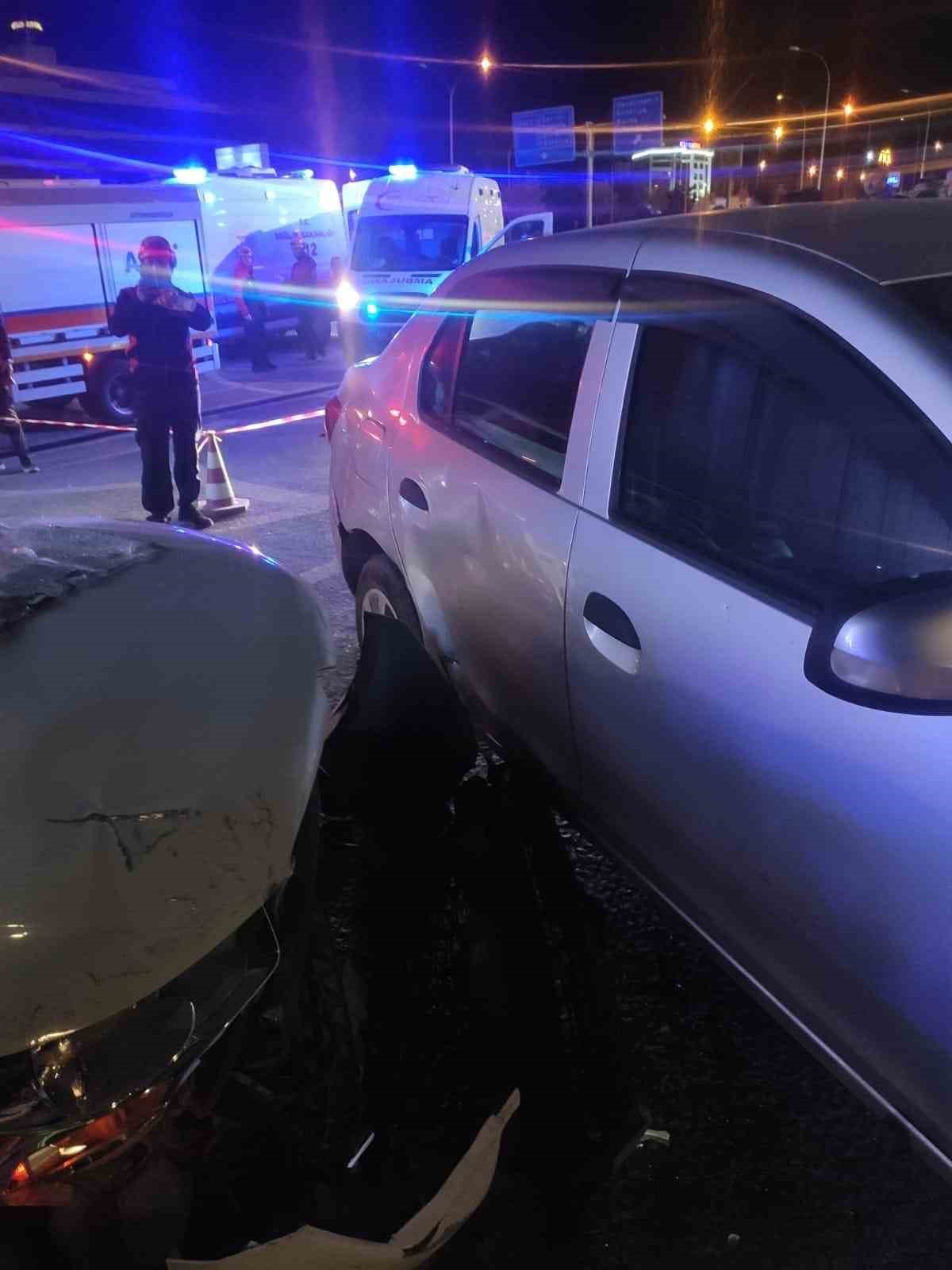 Otomobil önce direğe ardından park halindeki araca çarptı: 2 ölü, 1 yaralı
