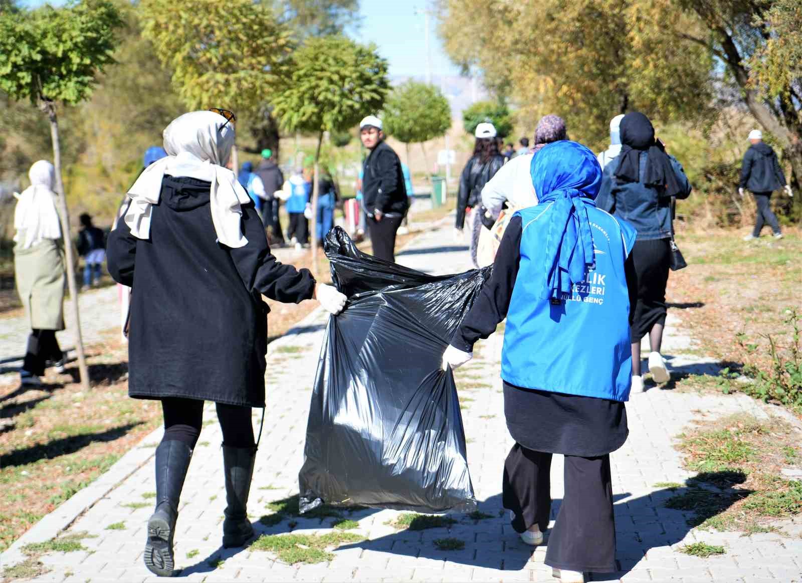 Muş’ta 500 genç el ele çöp topladı
