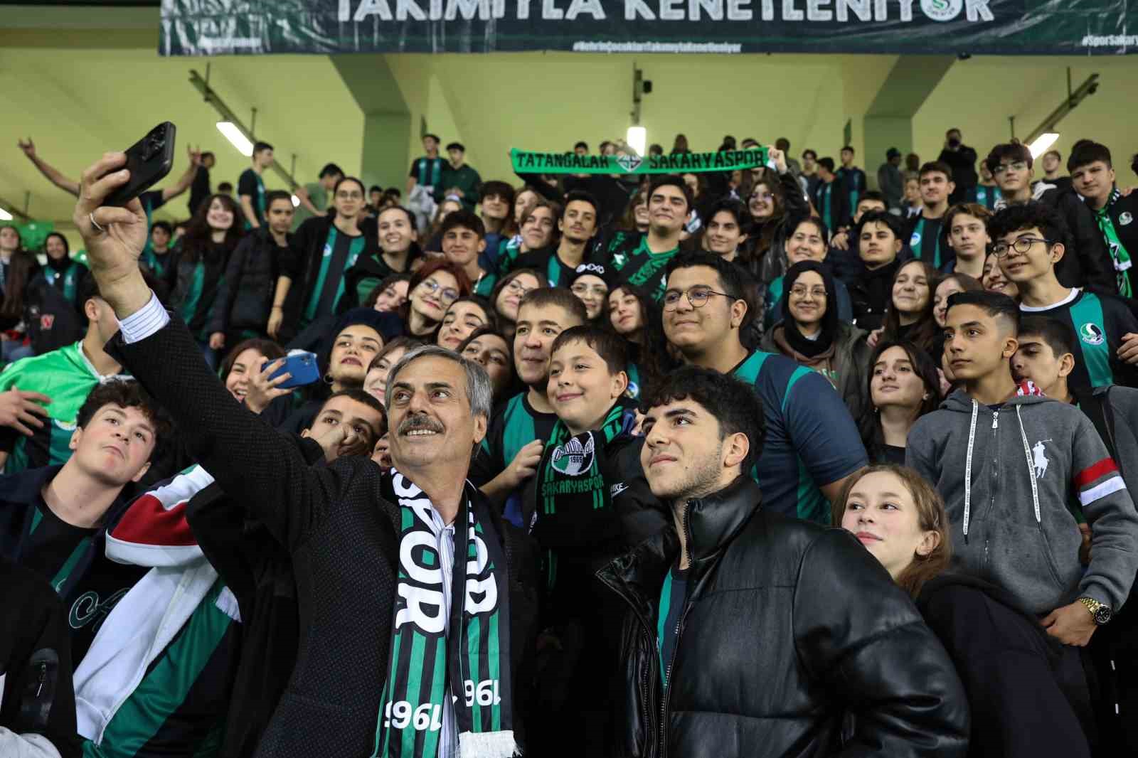 Başkan Alemdar, Sakaryaspor maçını minik tatangalarla izledi
