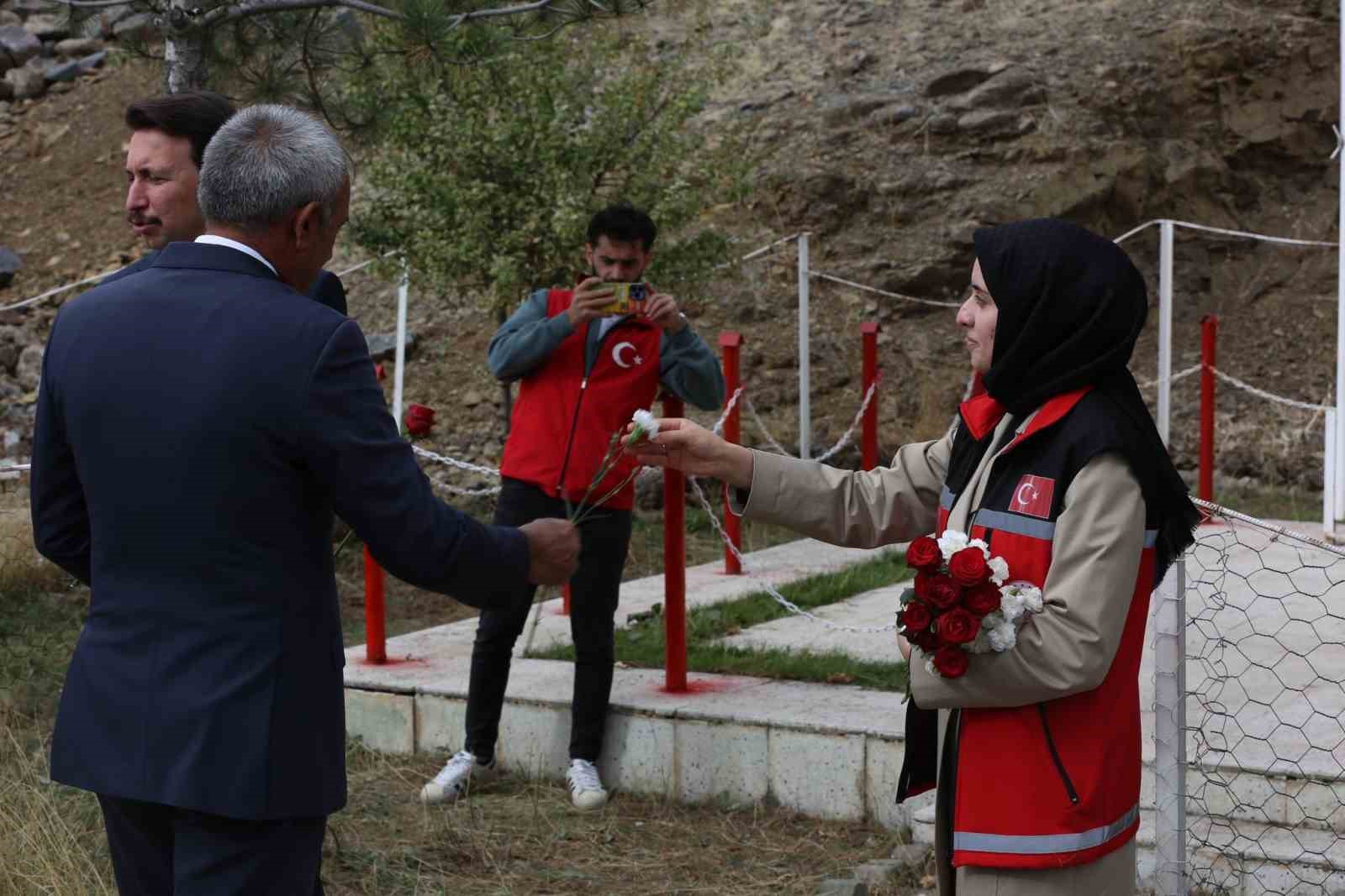 Solhan’da PKK saldırısında şehit olan 19 vatandaş kabirleri başında anıldı
