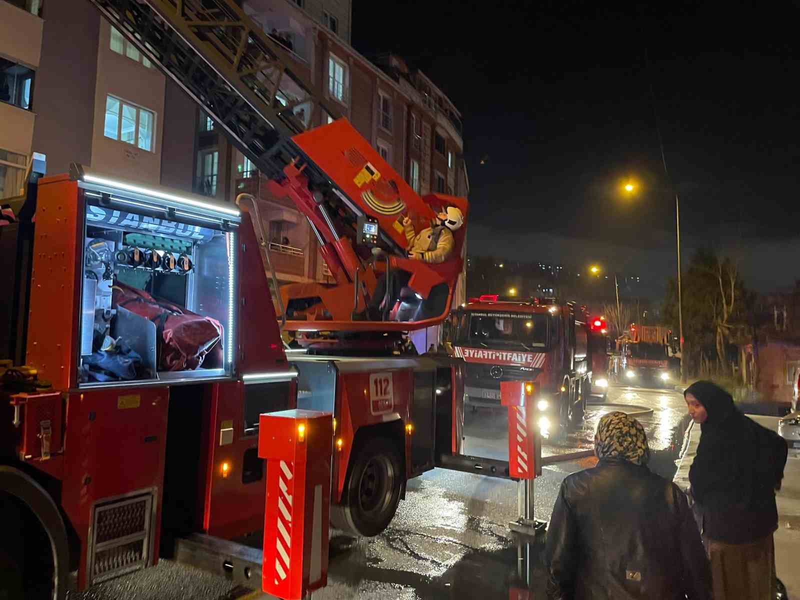 Eyüpsultan’da korkutan yangın: Apartmanın çatısı alev alev yandı
